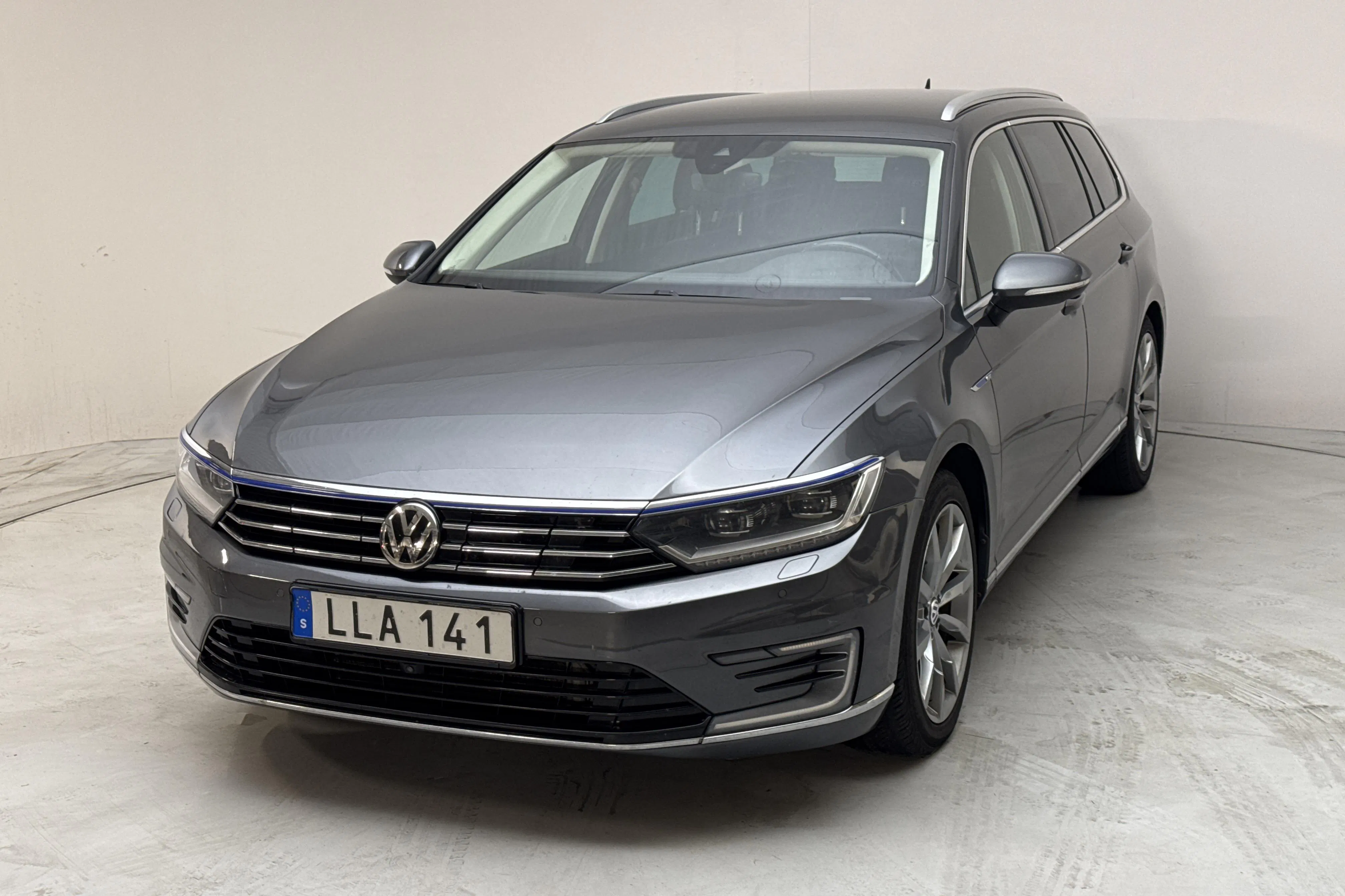Presentation photo 1 of 17: VW Passat 1.4 Plug-in-Hybrid Sportscombi (218hk) - 211 080 km - Automatic - dark grey - 2016