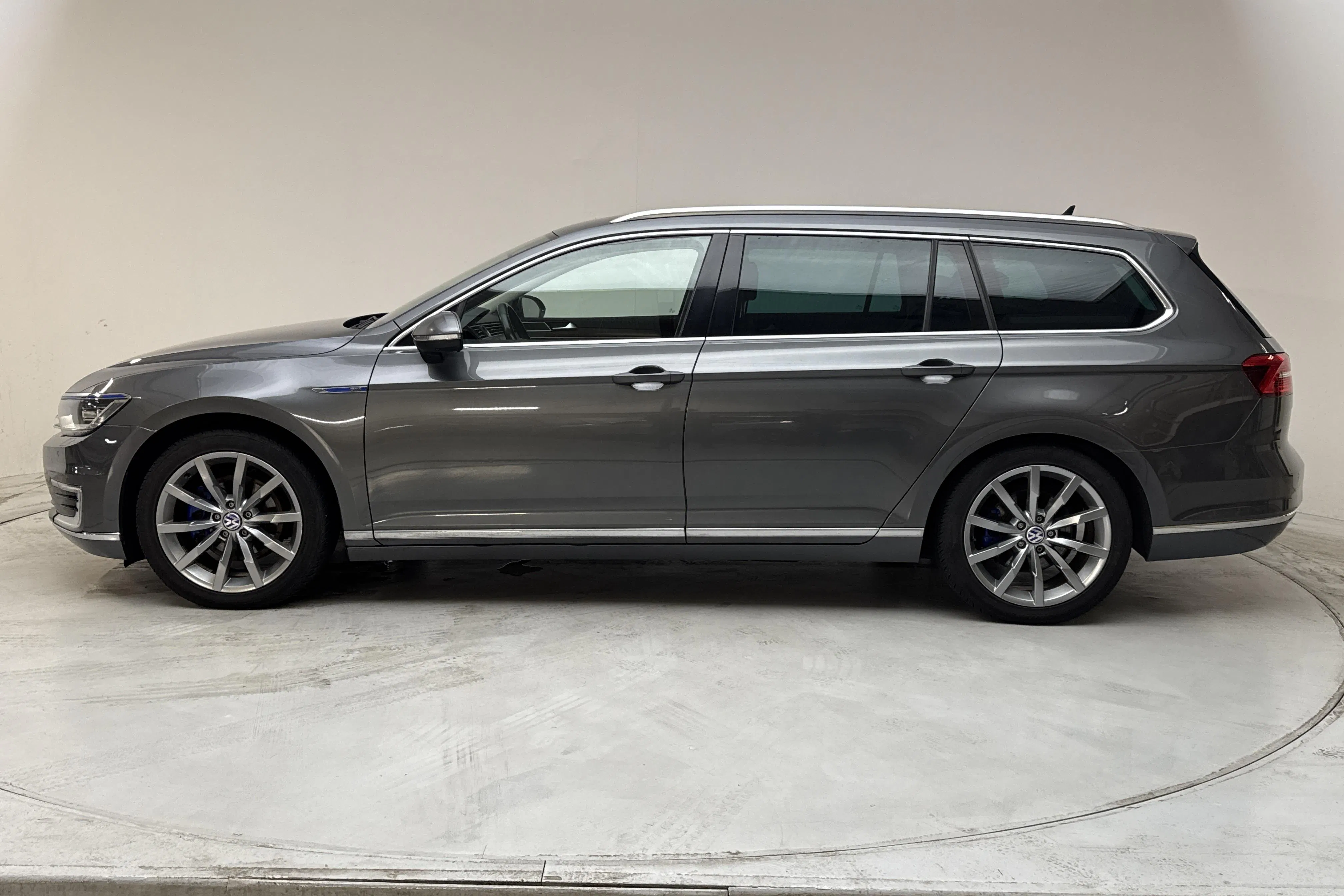 Presentation photo 2 of 17: VW Passat 1.4 Plug-in-Hybrid Sportscombi (218hk) - 211 080 km - Automatic - dark grey - 2016