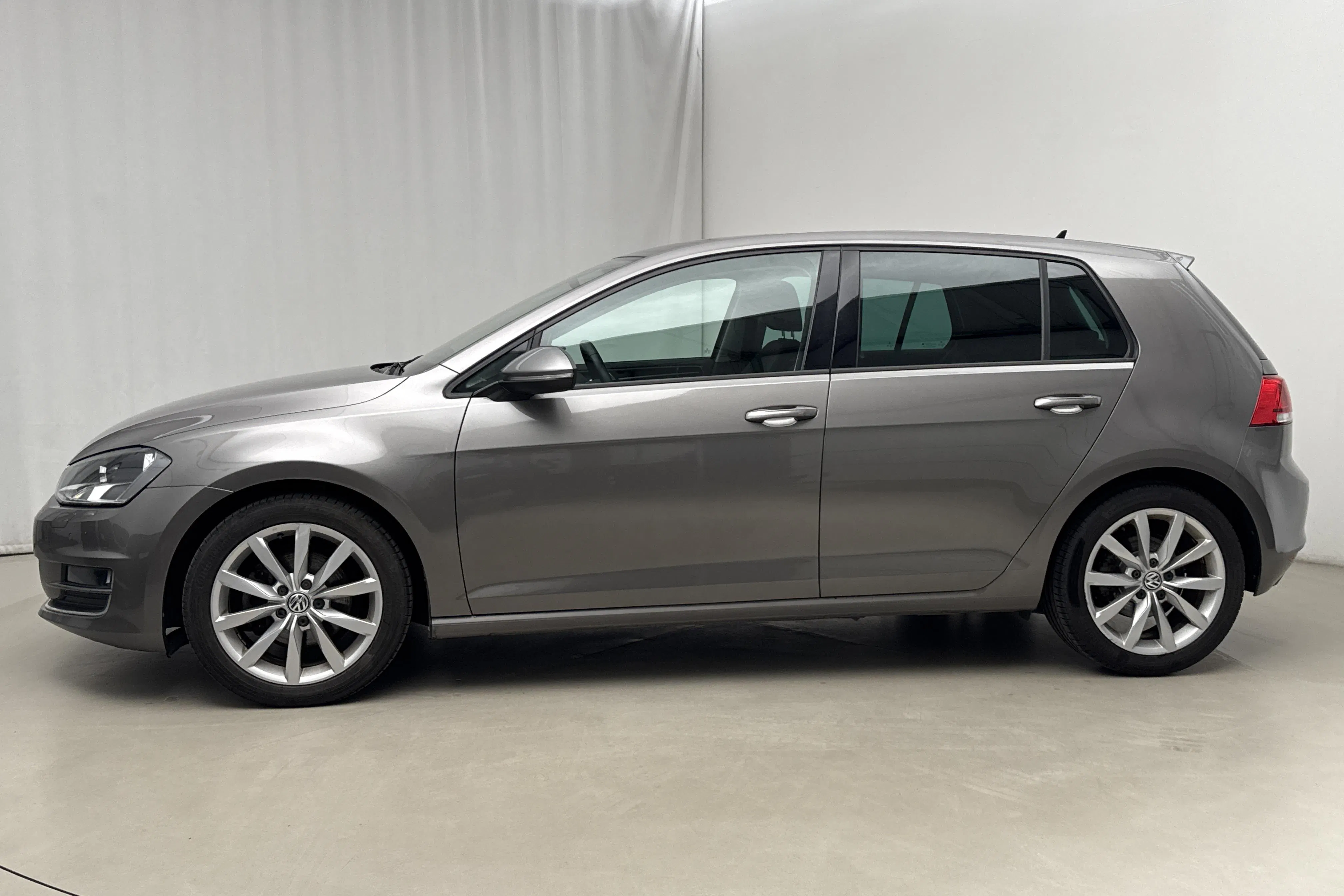 Presentation photo 2 of 19: VW Golf VII 2.0 TDI BlueMotion Technology 5dr 4Motion (150hk) - 92 230 km - Manual - gray - 2016