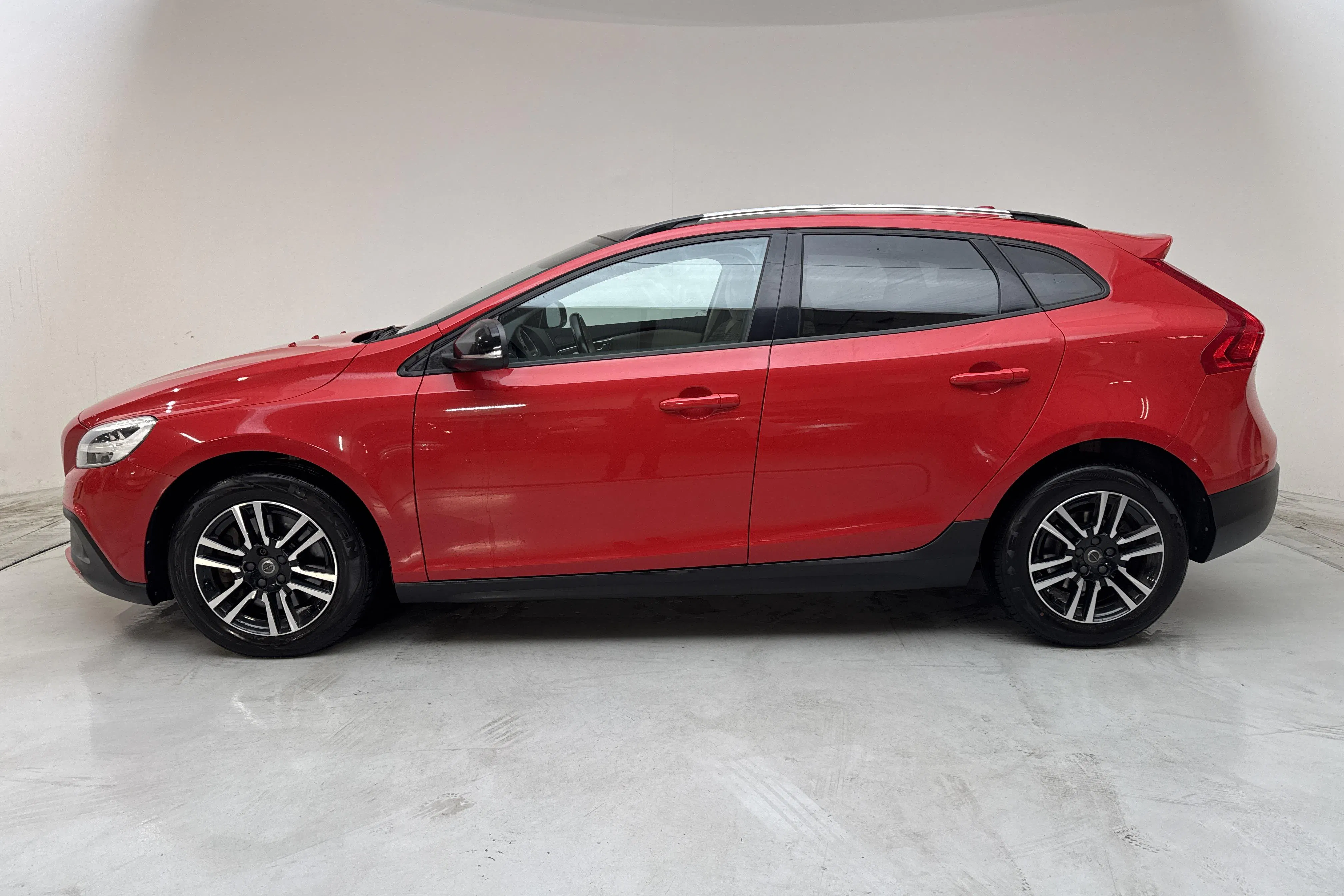 Presentationsfoto 2 av 15: Volvo V40 Cross Country D3 (150hk) - 14 787 mil - Manuell - röd - 2017