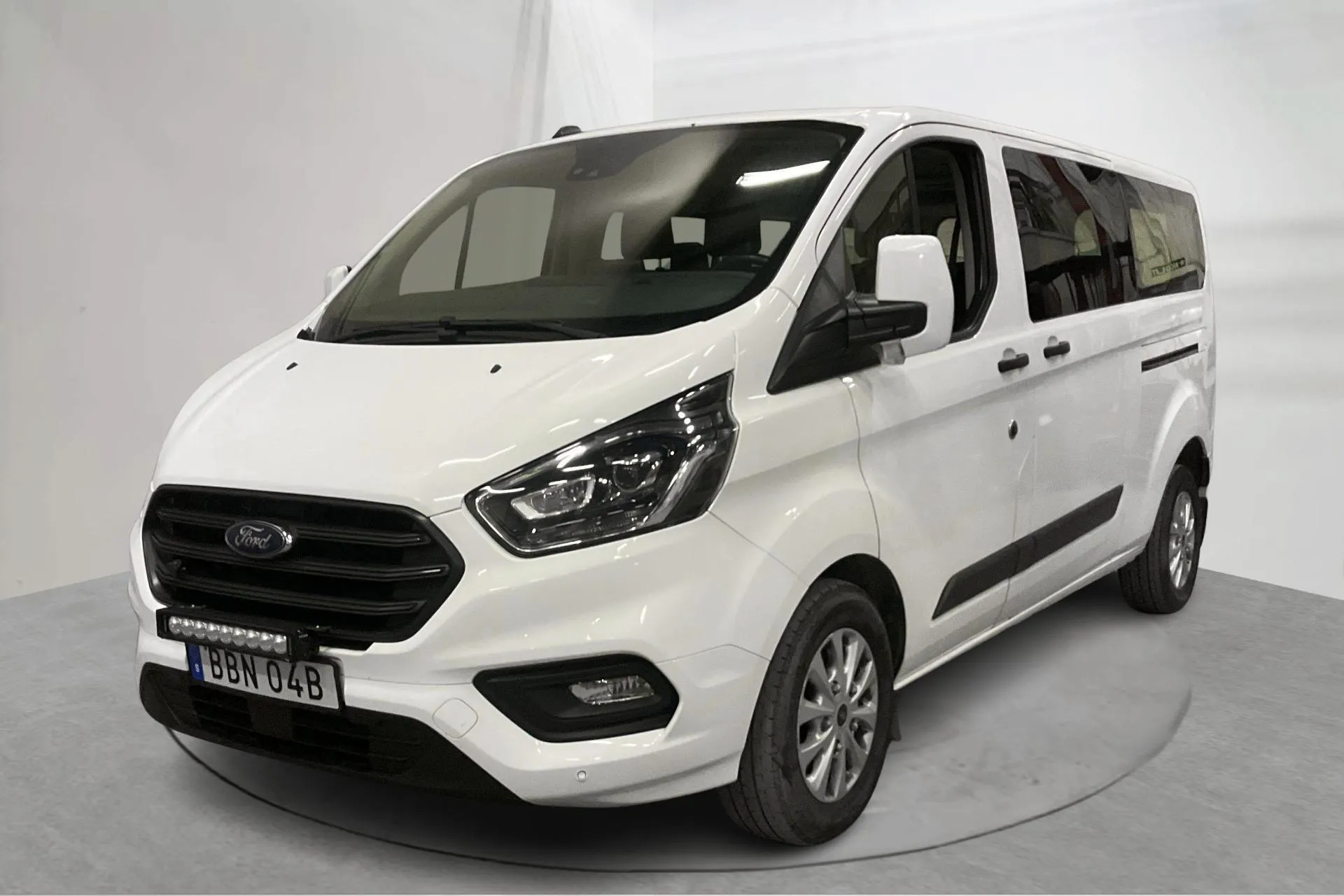 Presentationsfoto 1 av 18: Ford Transit 320 Kombi (130hk) - 12 936 mil - Automat - vit - 2019