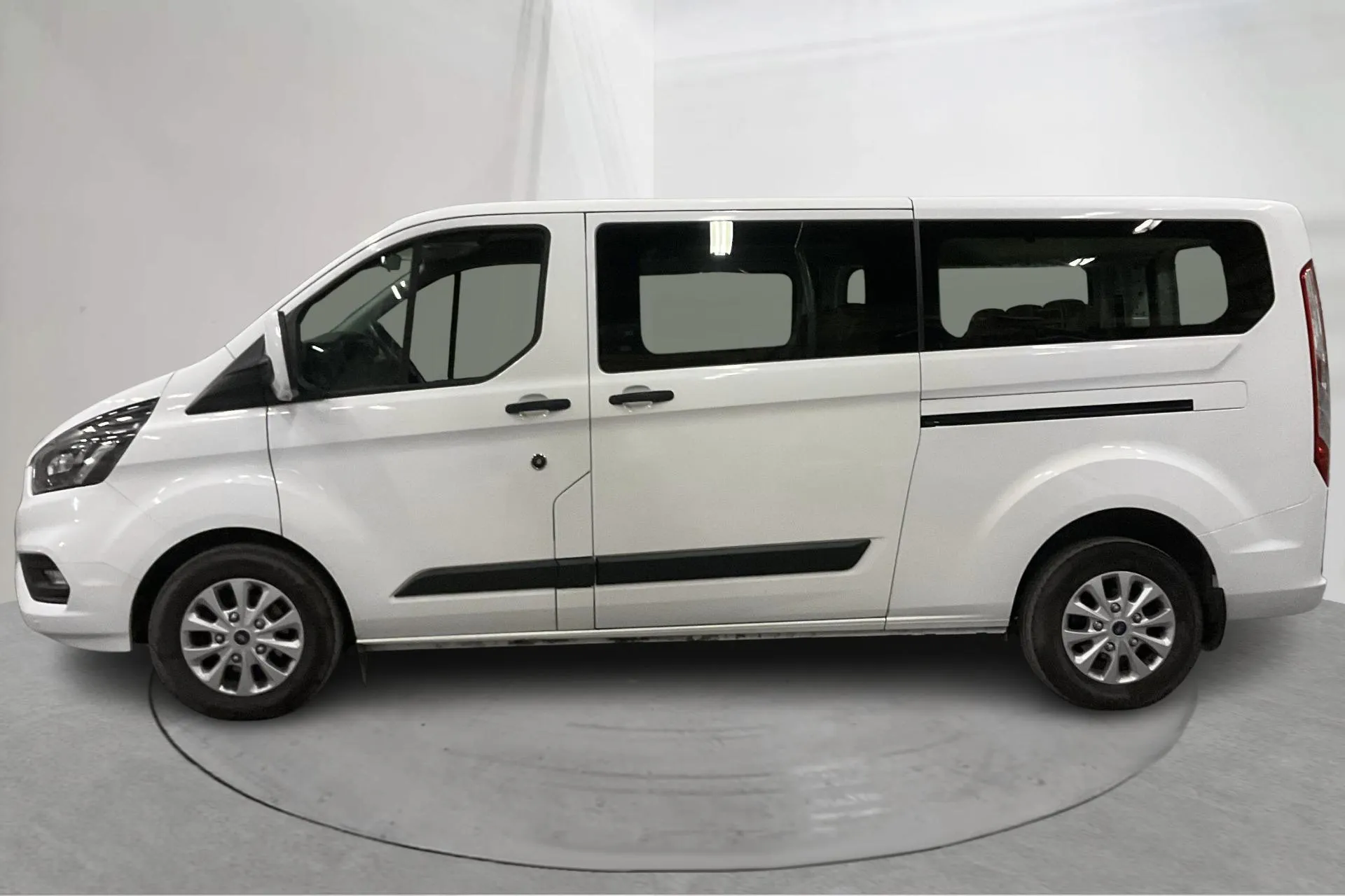 Presentationsfoto 2 av 18: Ford Transit 320 Kombi (130hk) - 12 936 mil - Automat - vit - 2019
