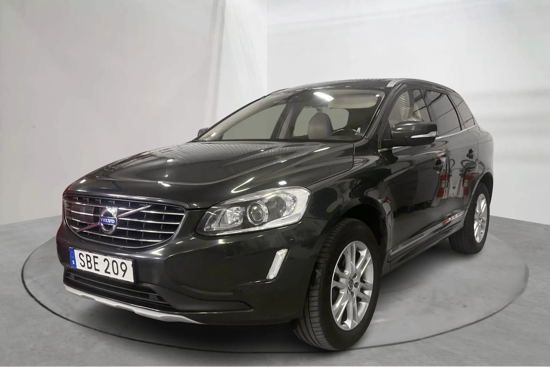 Presentationsfoto 1 av 16: Volvo XC60 D4 2WD (190hk) - 21 296 mil - Manuell - grå - 2016