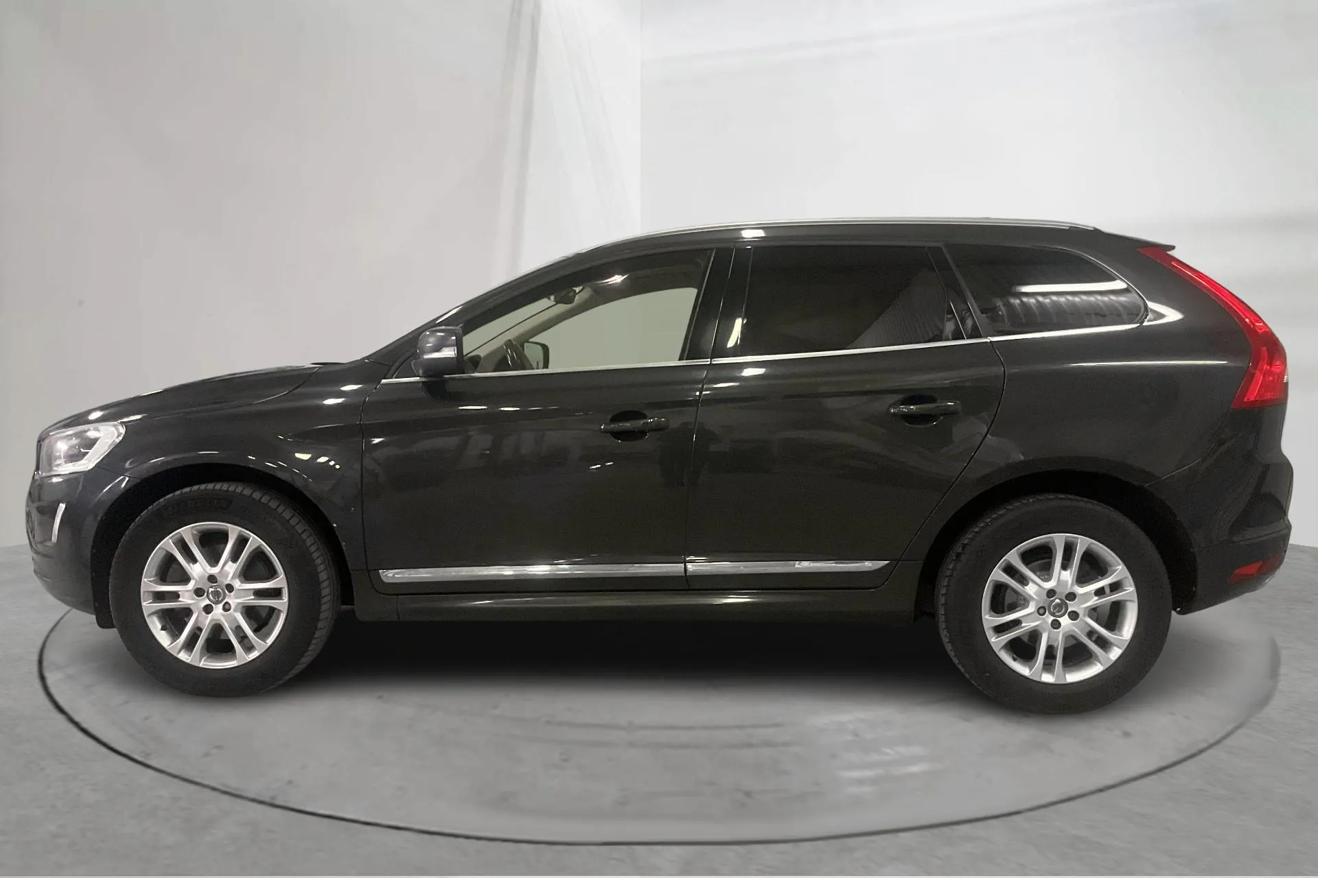 Presentationsfoto 2 av 16: Volvo XC60 D4 2WD (190hk) - 21 296 mil - Manuell - grå - 2016