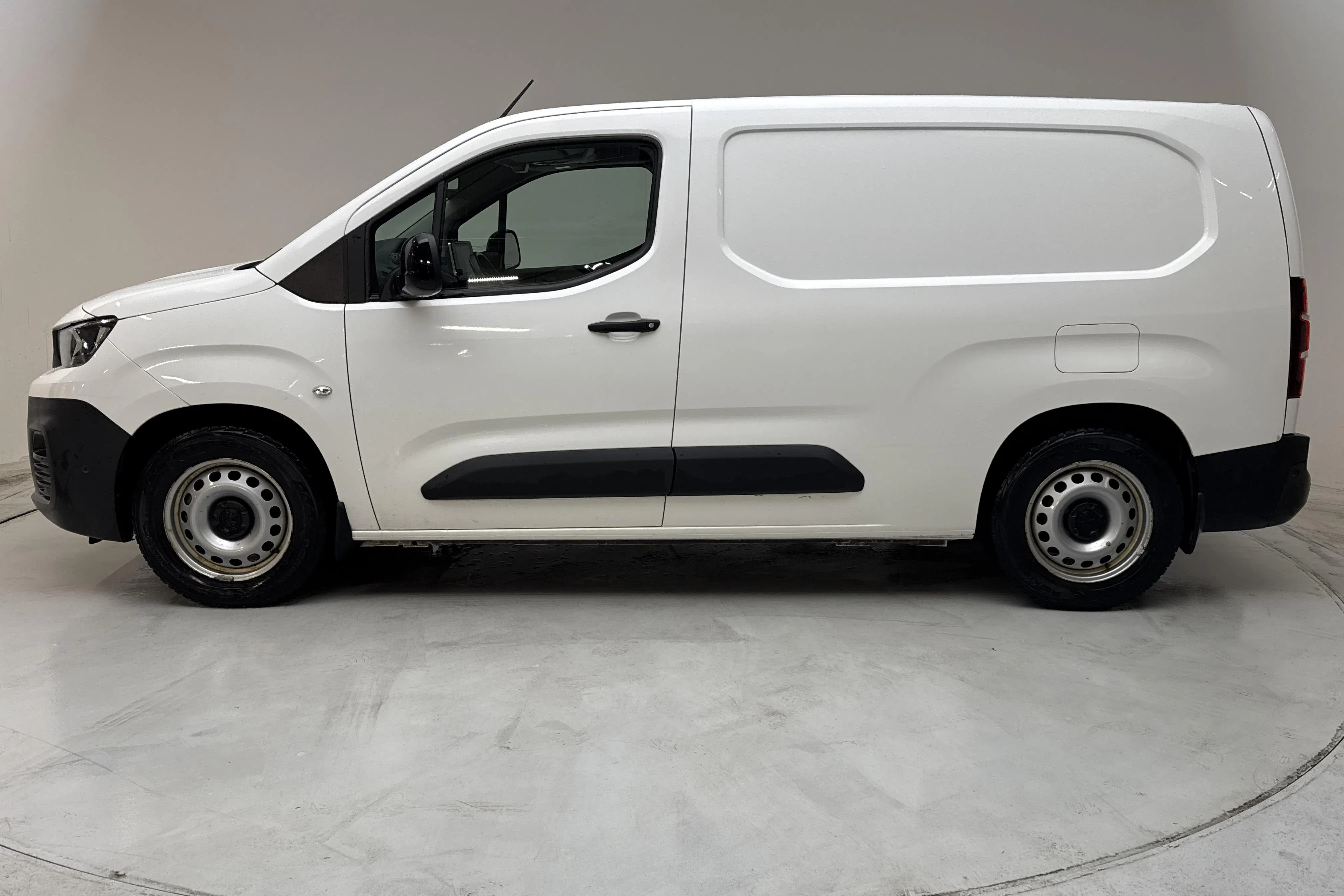 Presentationsfoto 2 av 13: Peugeot e-Partner 50kWh (136hk) - 16 141 mil - Automat - vit - 2022