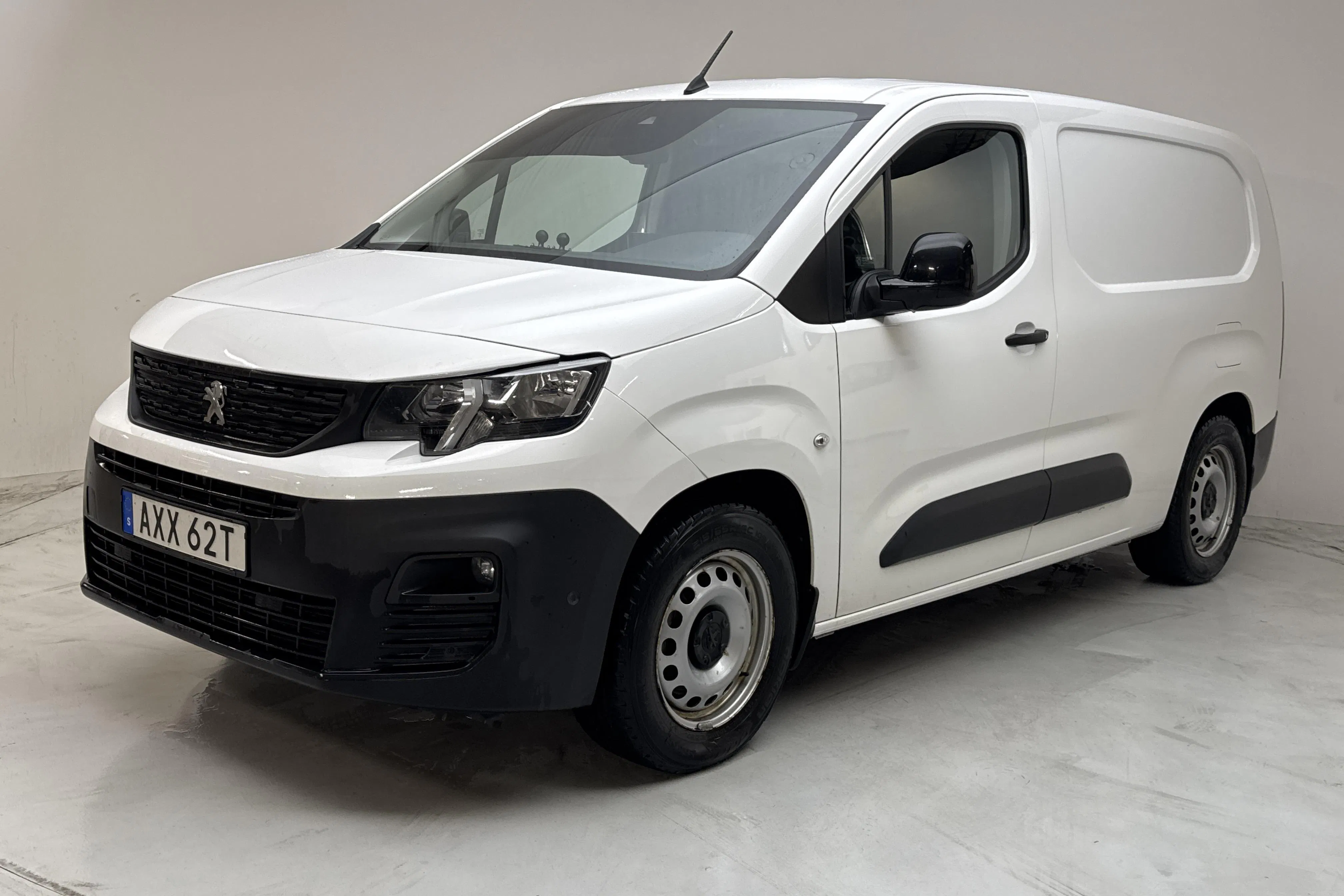 Presentationsfoto 1 av 13: Peugeot e-Partner 50kWh (136hk) - 16 141 mil - Automat - vit - 2022