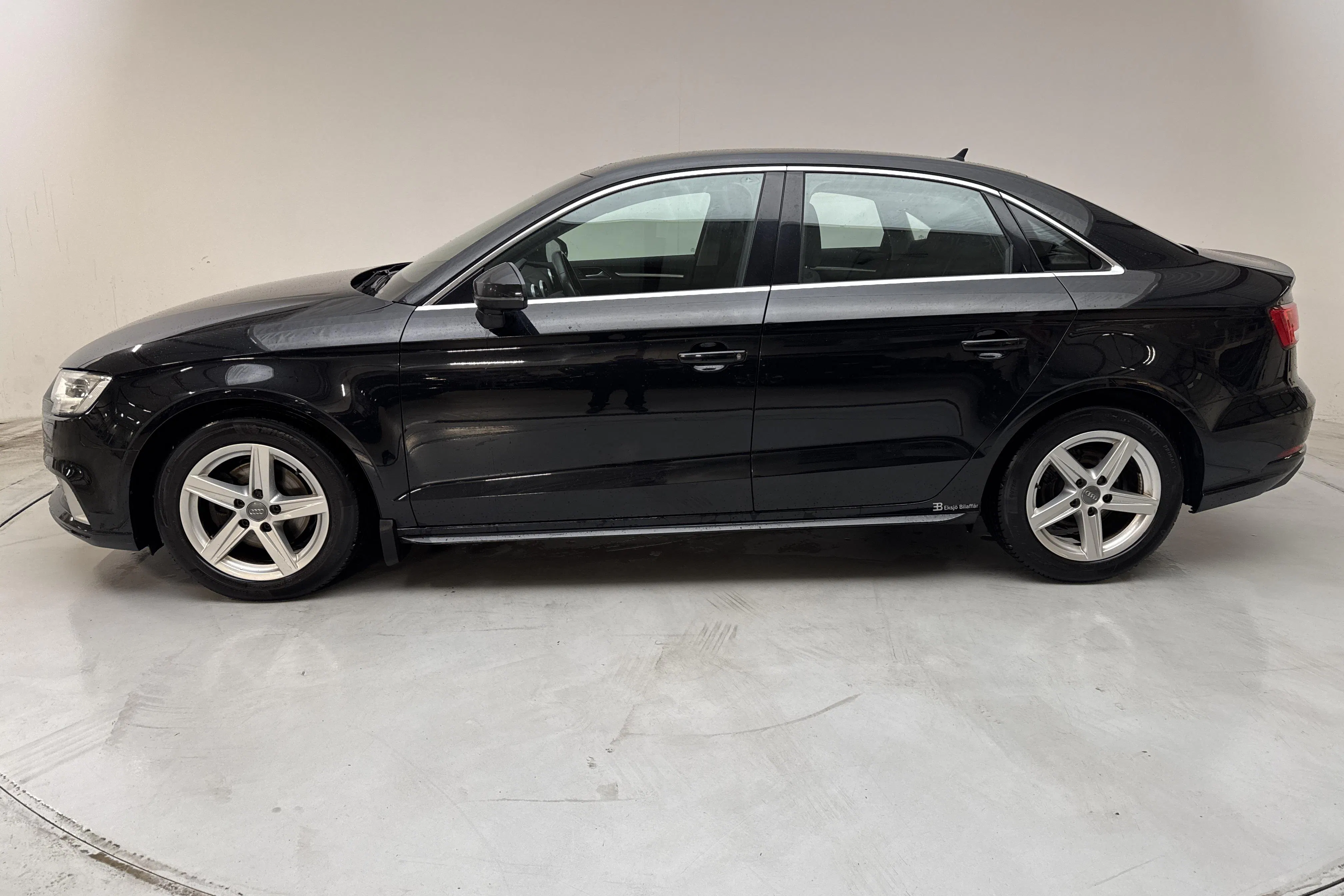 Presentationsfoto 2 av 13: Audi A3 1.6 TDI Sedan (116hk) - 16 368 mil - Manuell - svart - 2018