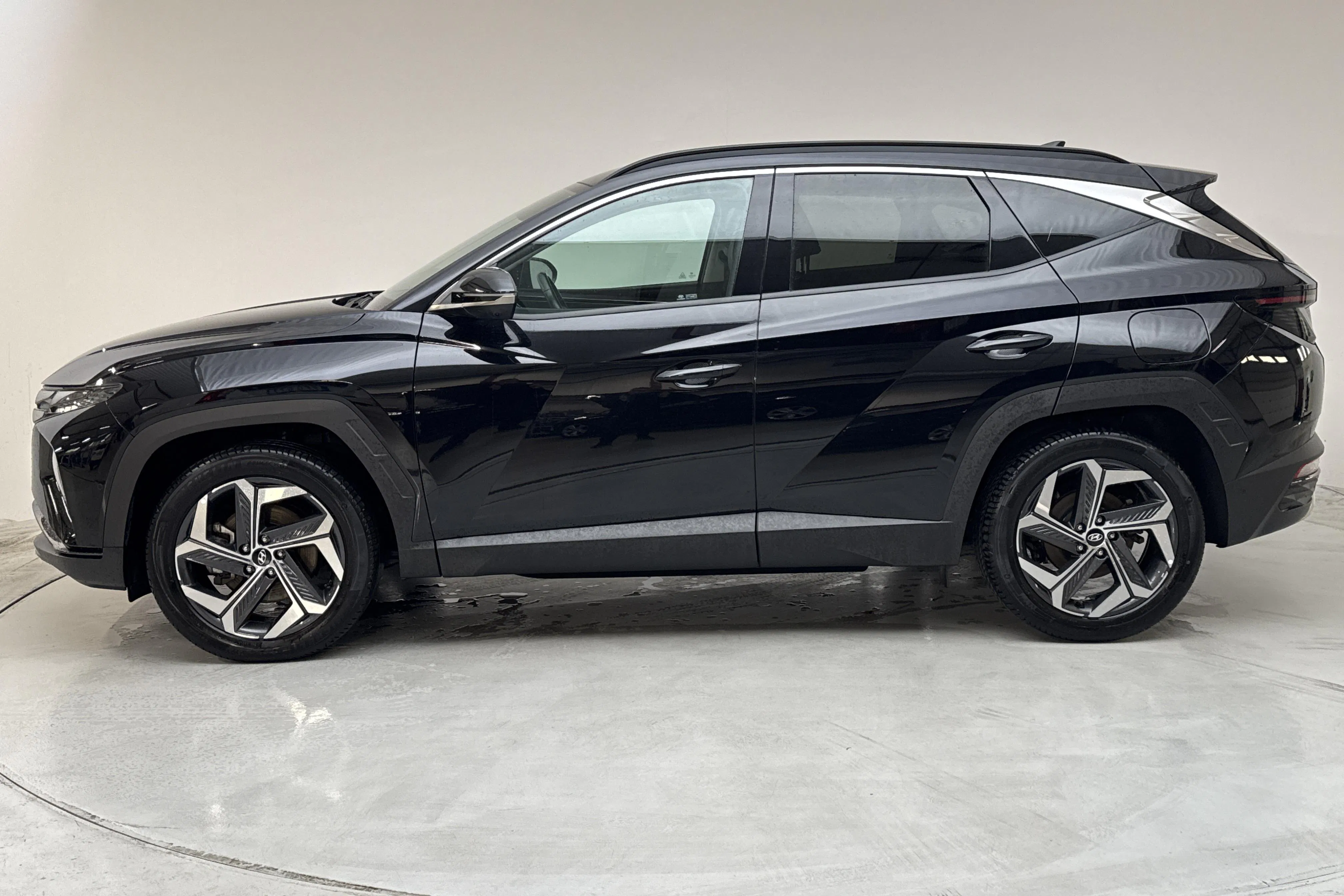 Presentationsfoto 2 av 16: Hyundai Tucson 1.6 GDI plug-in hybrid 4WD (265hk) - 4 951 mil - Automat - svart - 2022