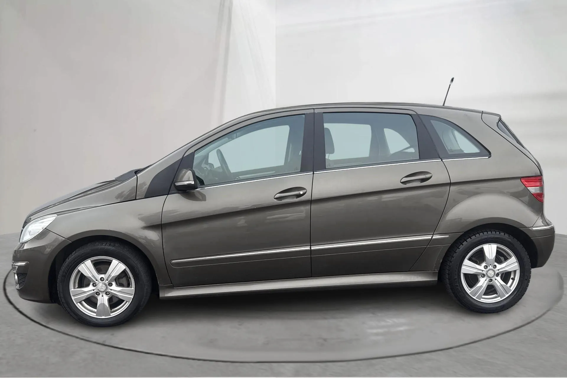 Presentationsfoto 2 av 13: Mercedes B 180 CDI (109hk) - 22 172 mil - Manuell - Ljusbrun - 2011