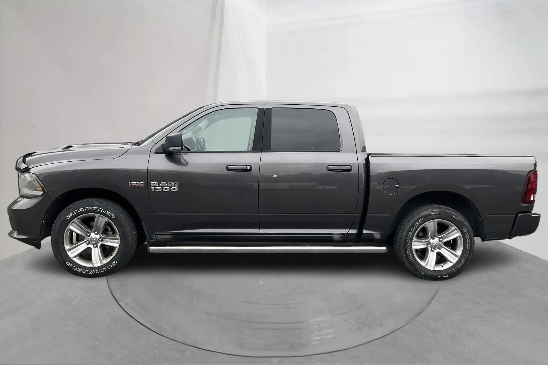Presentationsfoto 2 av 17: Dodge RAM 1500 5.7 4WD (401hk) - 15 169 mil - Automat - grå - 2015