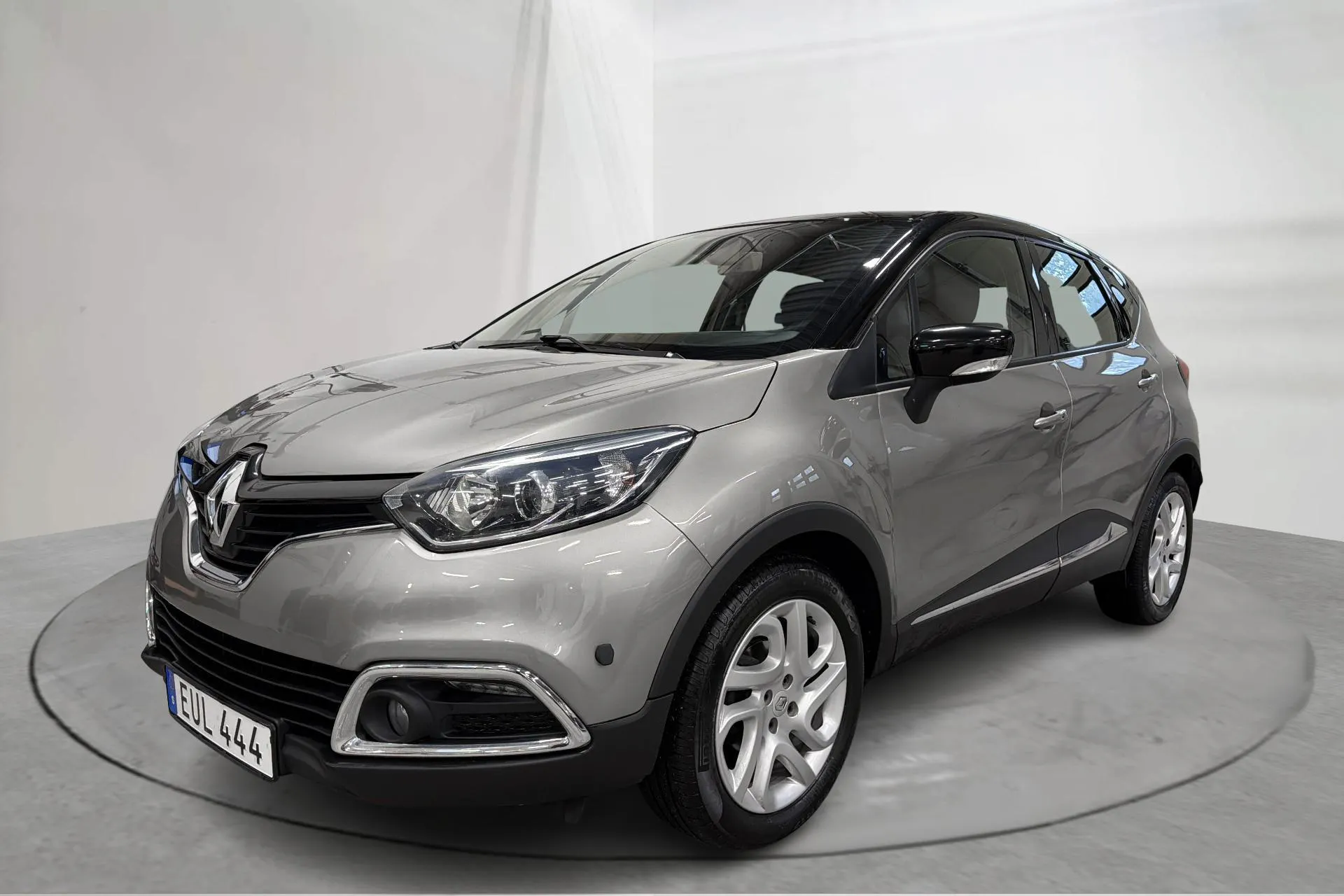 Presentationsfoto 1 av 15: Renault Captur 0.9 TCe (90hk) - 8 117 mil - Manuell - Ljusbrun - 2015