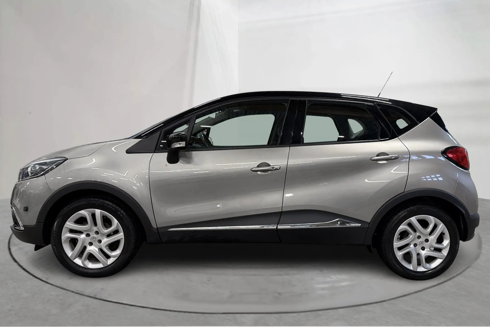 Presentationsfoto 2 av 15: Renault Captur 0.9 TCe (90hk) - 8 117 mil - Manuell - Ljusbrun - 2015