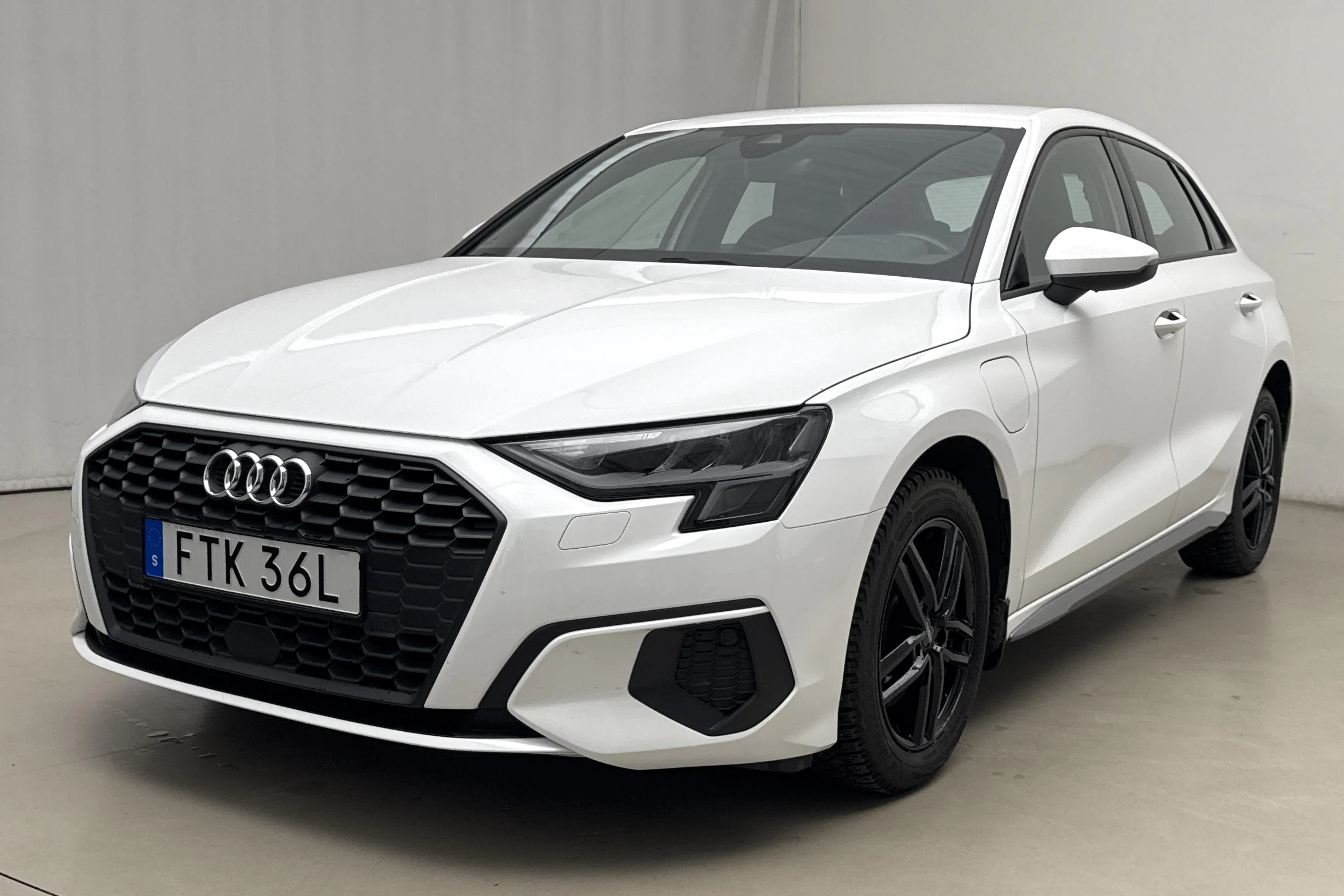 Presentationsfoto 1 av 20: Audi A3 Sportback 40 TFSI e (204hk) - 5 825 mil - Automat - vit - 2024