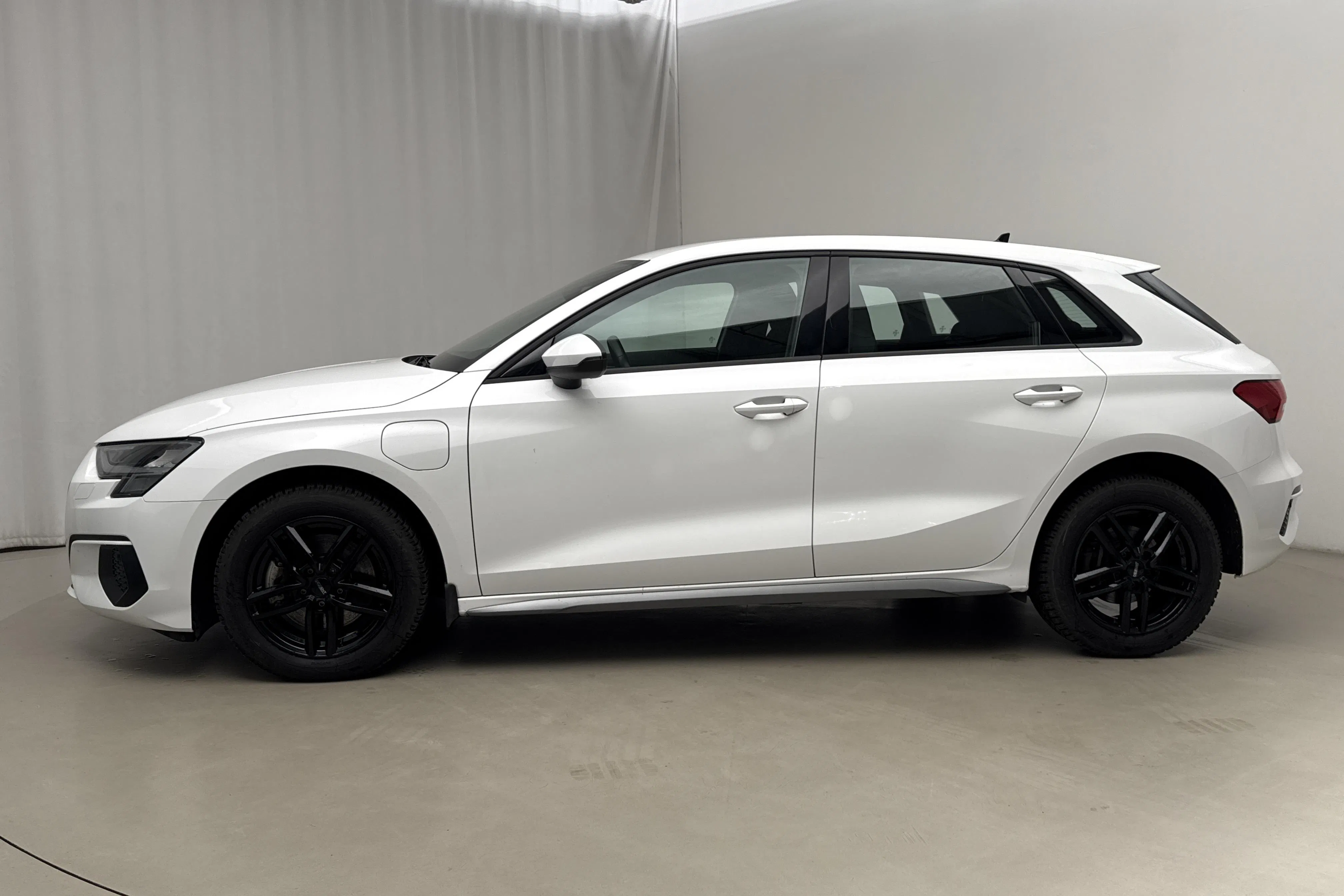 Presentationsfoto 2 av 20: Audi A3 Sportback 40 TFSI e (204hk) - 5 825 mil - Automat - vit - 2024