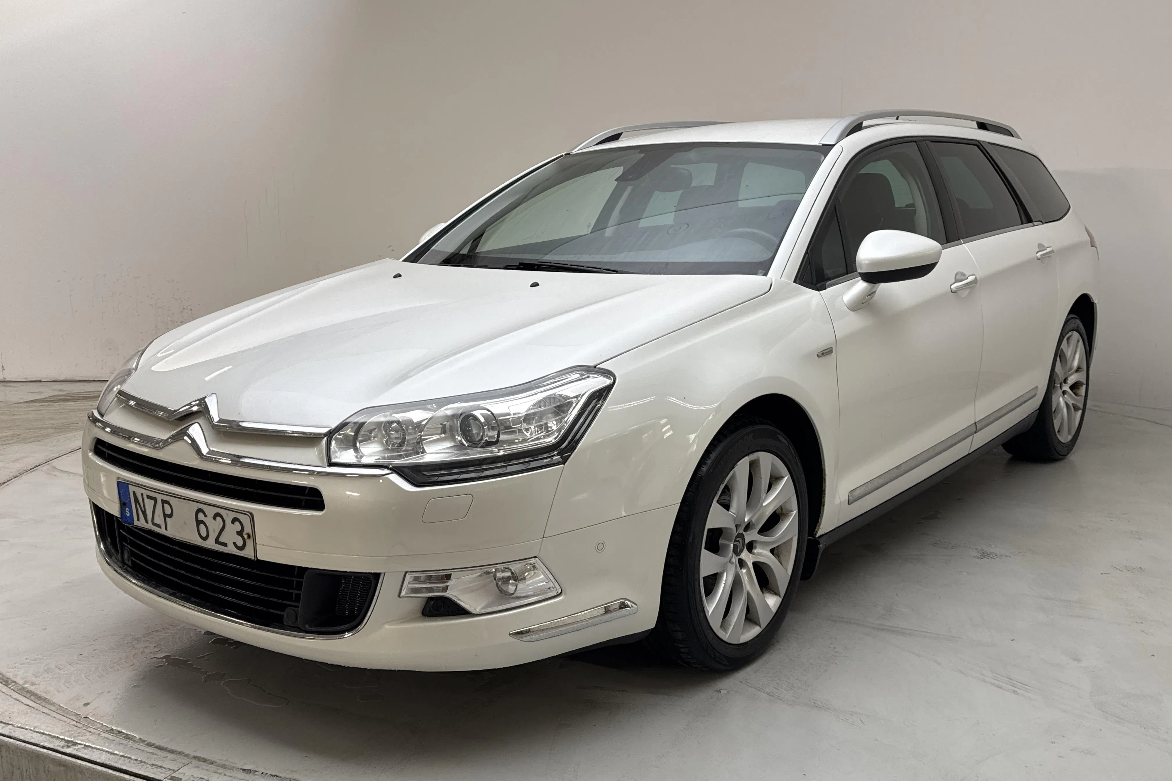 Presentationsfoto 1 av 13: Citroën C5 III 2.2 HDI Tourer (204hk) - 13 908 mil - Automat - vit - 2013