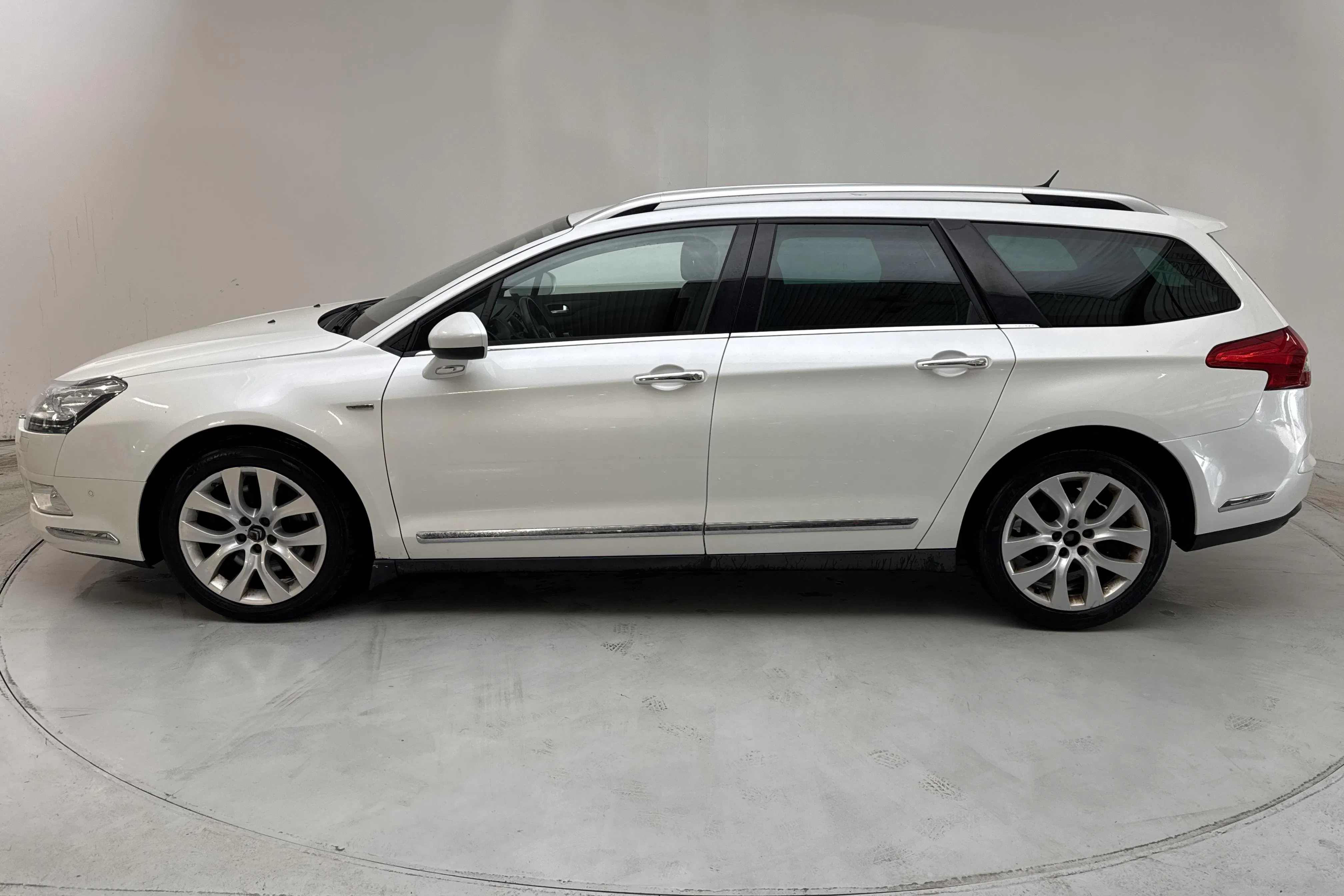 Presentationsfoto 2 av 13: Citroën C5 III 2.2 HDI Tourer (204hk) - 13 908 mil - Automat - vit - 2013