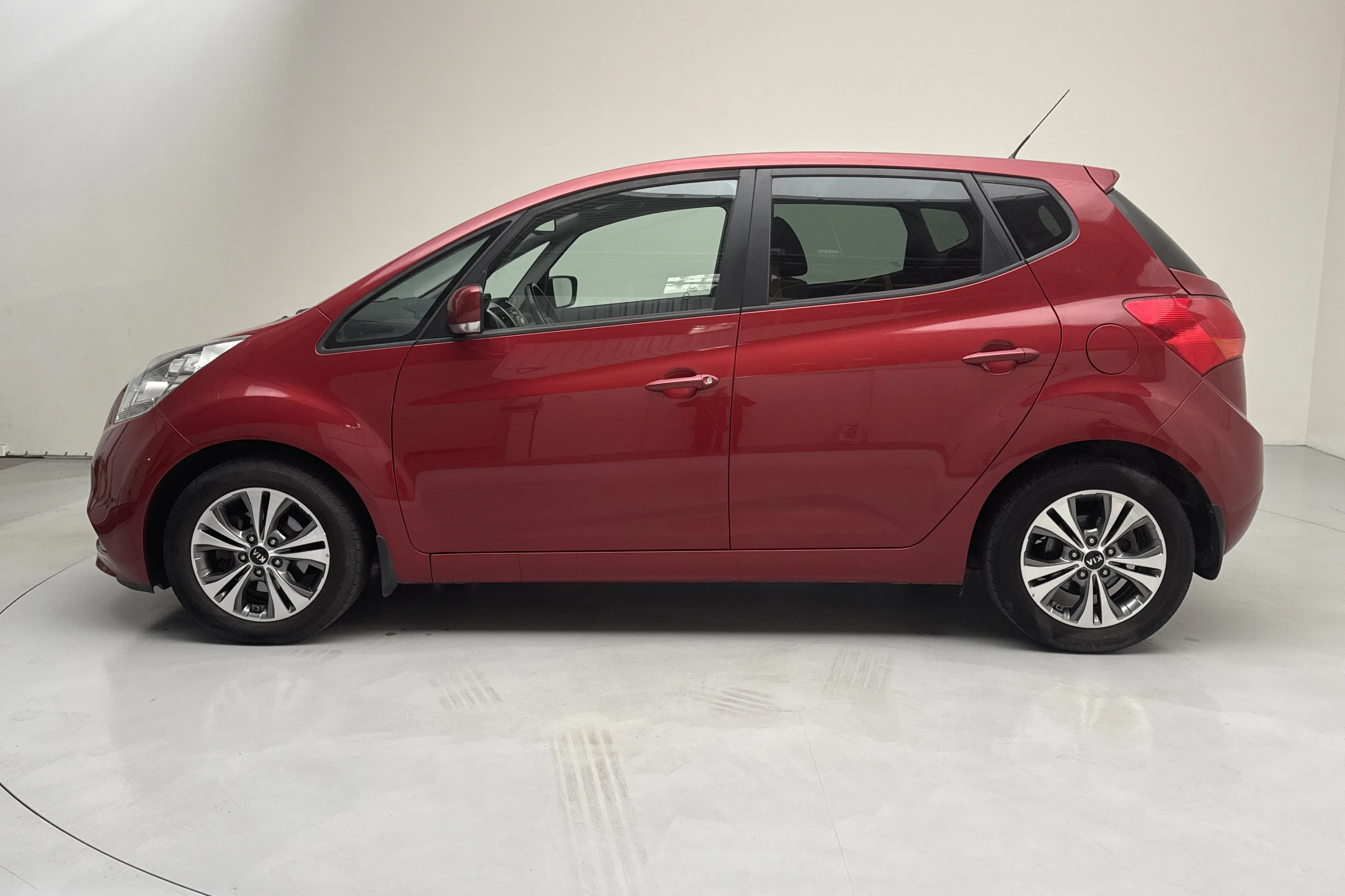 Presentation photo 2 of 12: KIA Venga 1.6 (126hk) - 109 850 km - Automatic - red - 2016