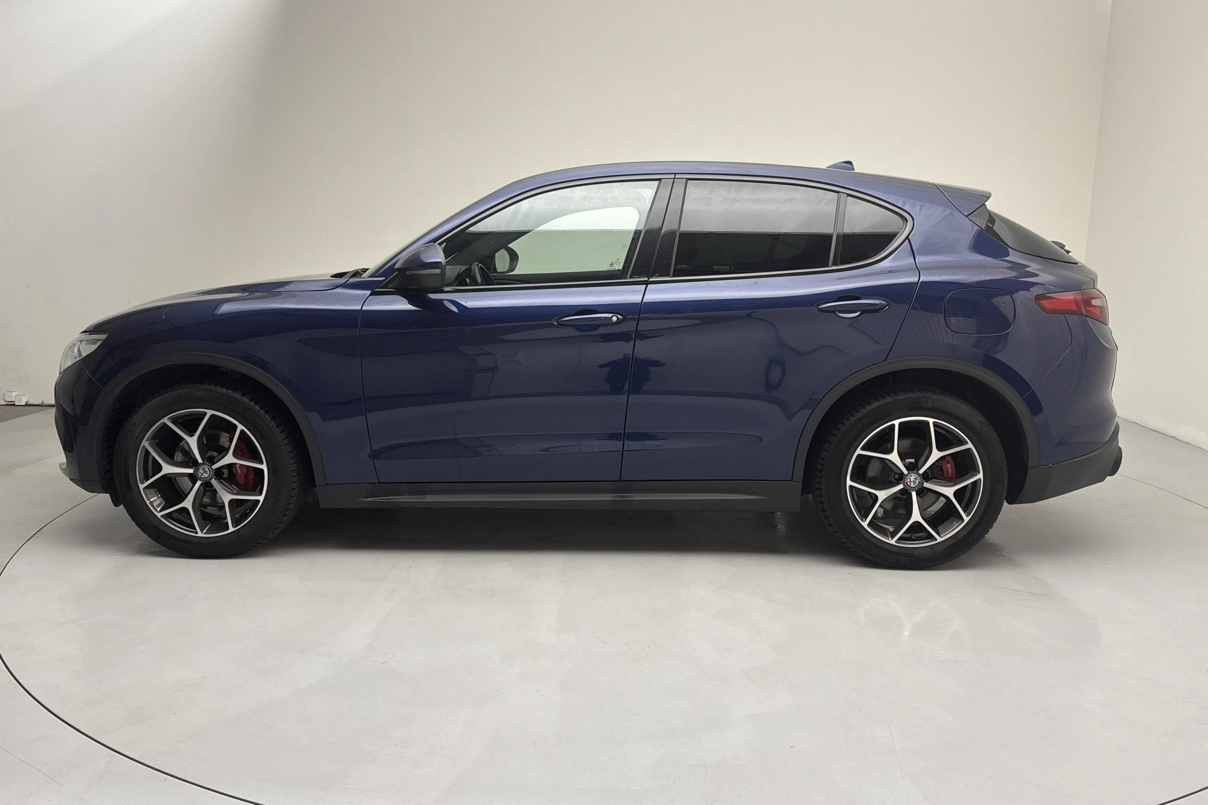 Presentationsfoto 2 av 16: Alfa Romeo Stelvio 2.0 AWD (200hk) - 14 686 mil - Automat - blå - 2020