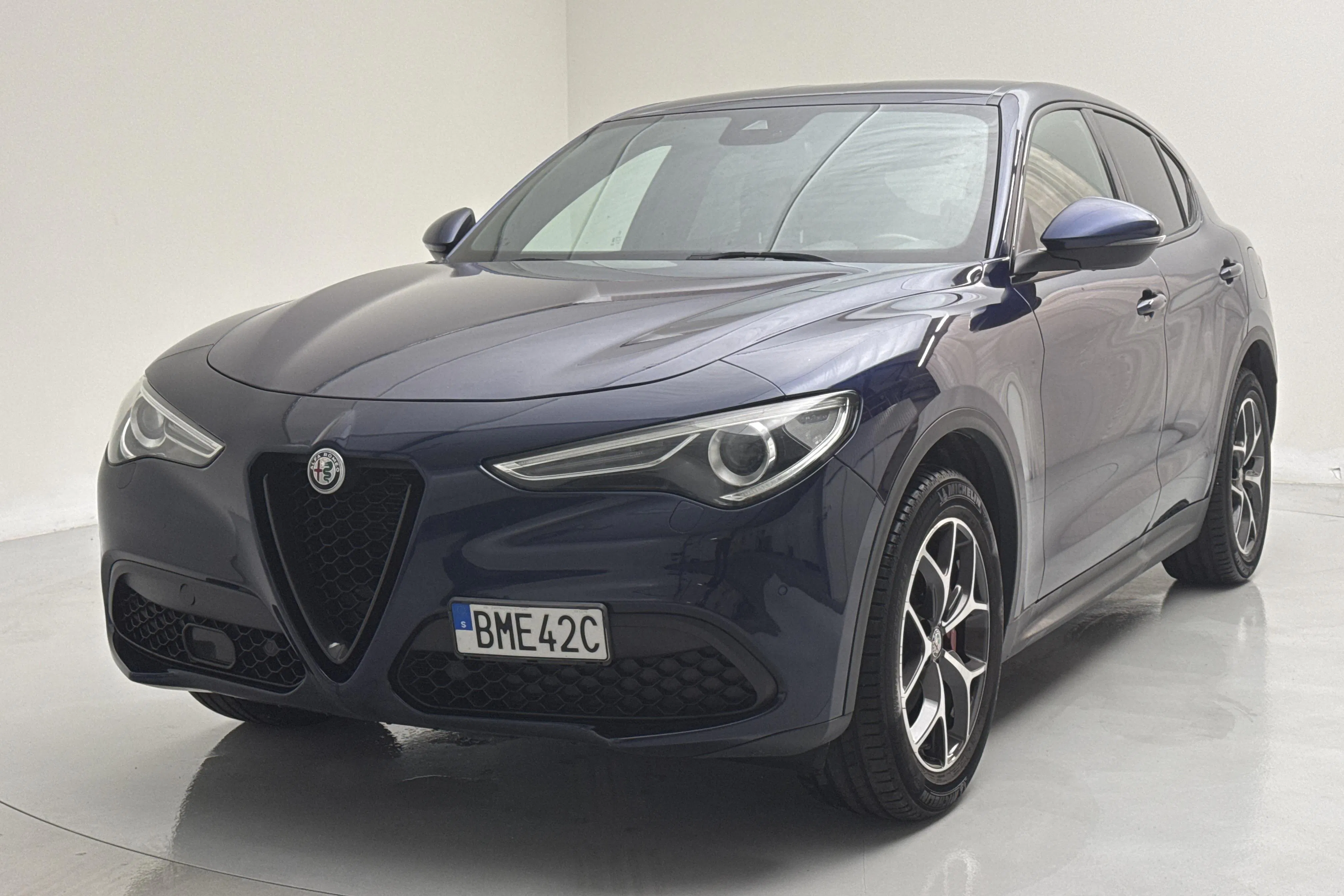 Presentationsfoto 1 av 16: Alfa Romeo Stelvio 2.0 AWD (200hk) - 14 686 mil - Automat - blå - 2020