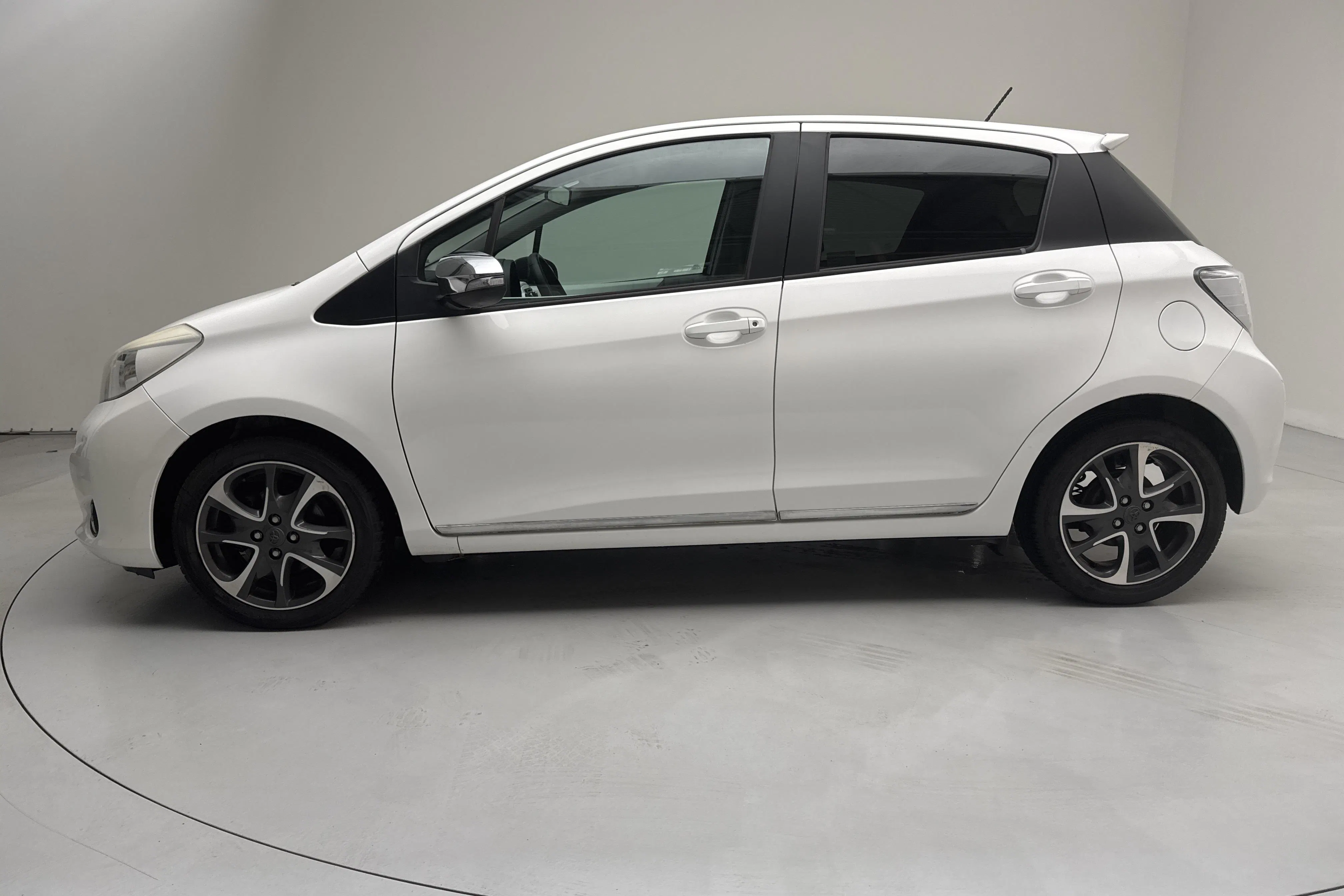 Presentationsfoto 2 av 12: Toyota Yaris 1.33 5dr (100hk) - 8 680 mil - Manuell - vit - 2013