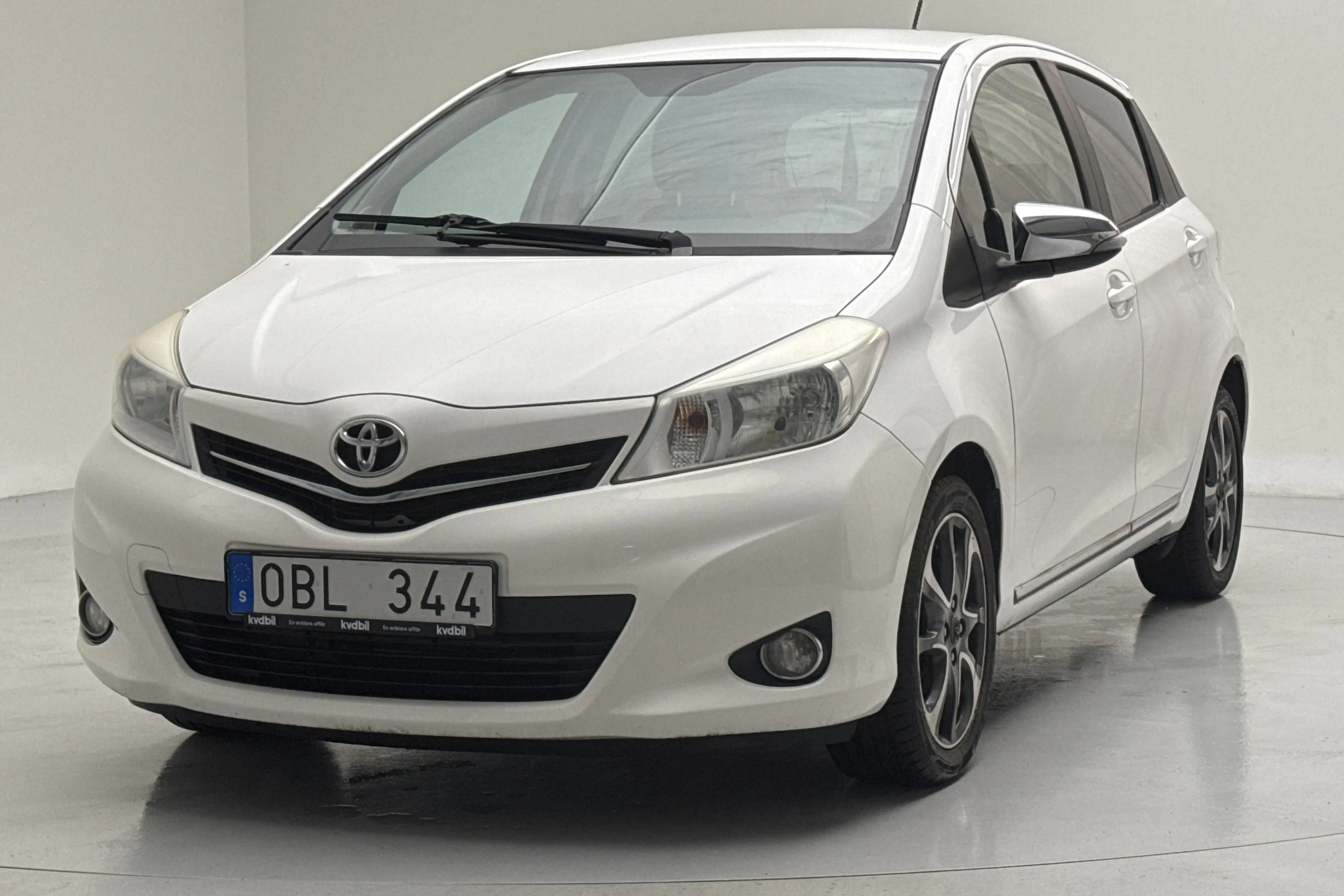 Presentationsfoto 1 av 12: Toyota Yaris 1.33 5dr (100hk) - 8 680 mil - Manuell - vit - 2013