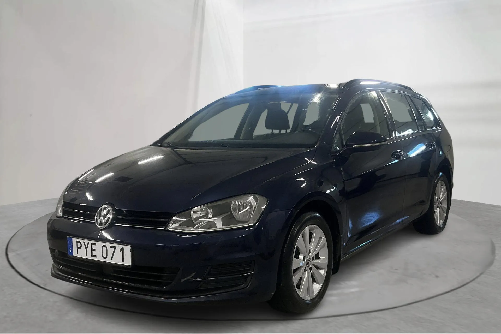 Presentationsfoto 1 av 19: VW Golf VII 1.2 TSI Sportscombi (110hk) - 14 090 mil - Manuell - Mörkblå - 2016