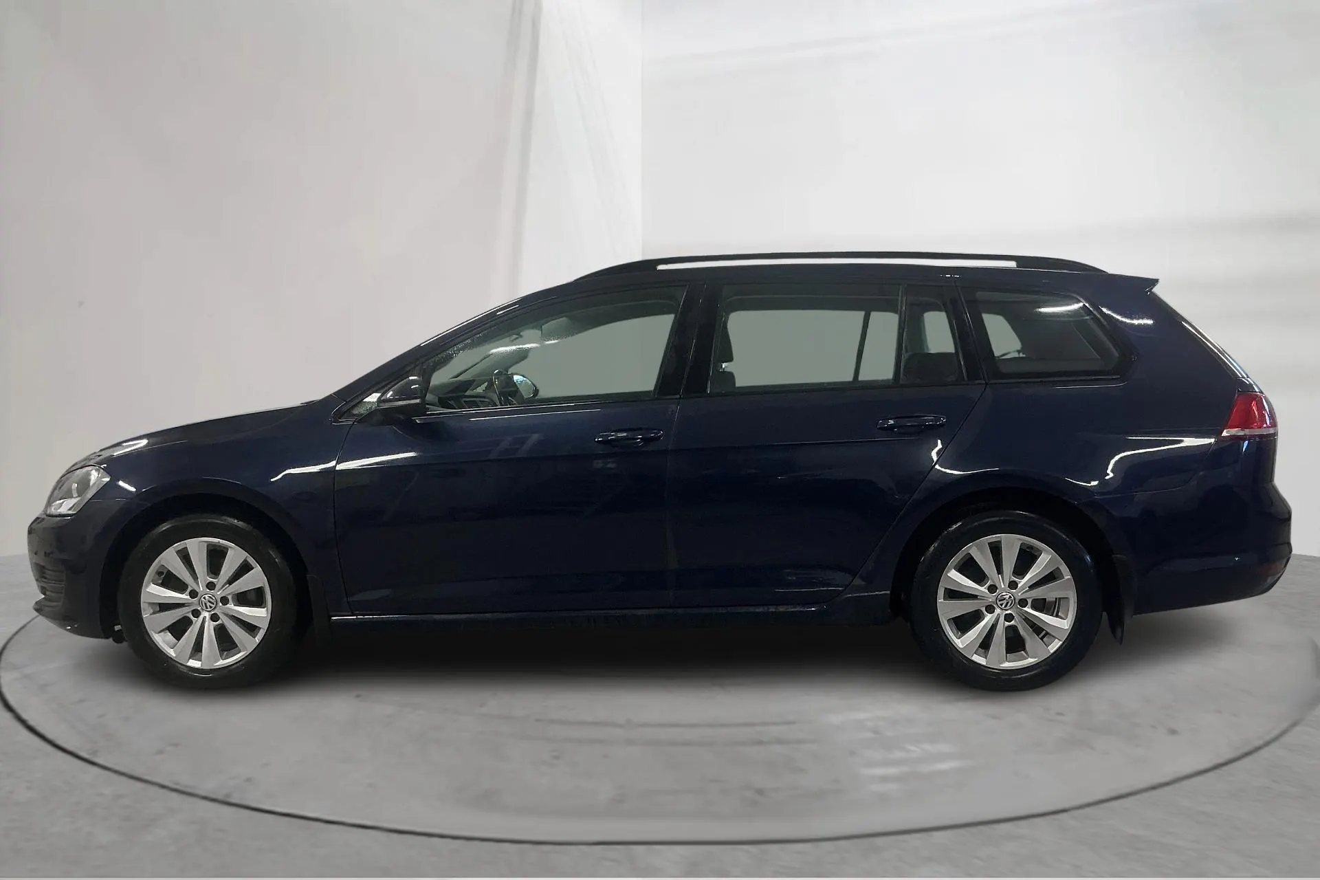 Presentationsfoto 2 av 19: VW Golf VII 1.2 TSI Sportscombi (110hk) - 14 090 mil - Manuell - Mörkblå - 2016