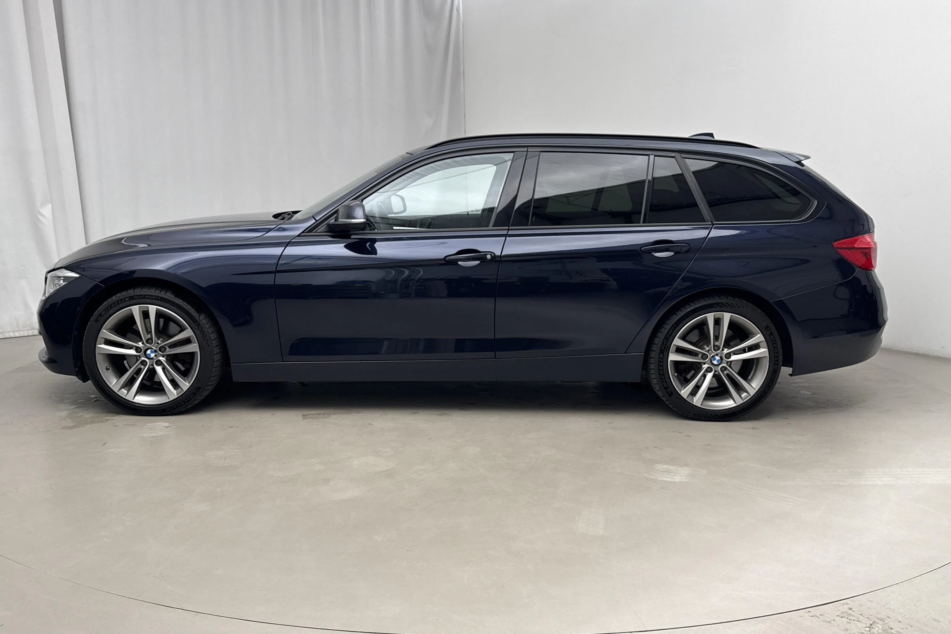 Presentation photo 2 of 16: BMW 330d xDrive Touring, F31 (258hk) - 276 230 km - Automatic - blue - 2016