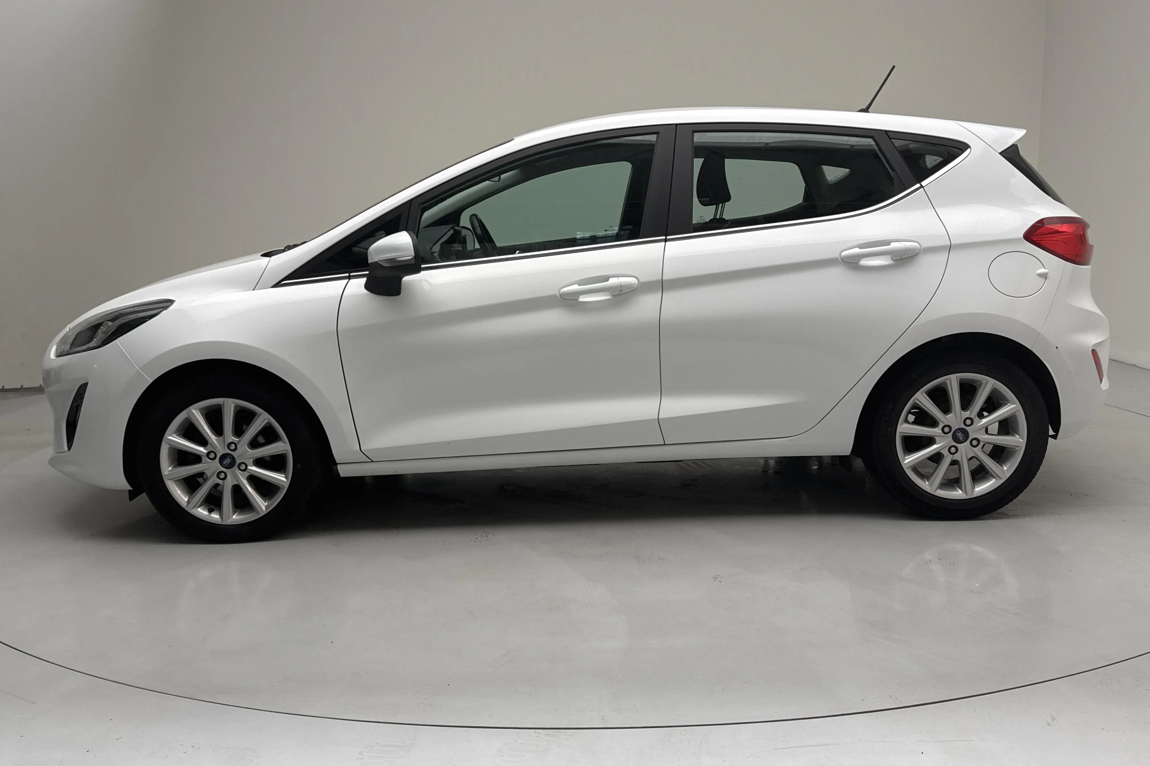 Presentationsfoto 2 av 11: Ford Fiesta 1.0T EcoBoost 5dr (100hk) - 7 695 mil - Manuell - vit - 2018
