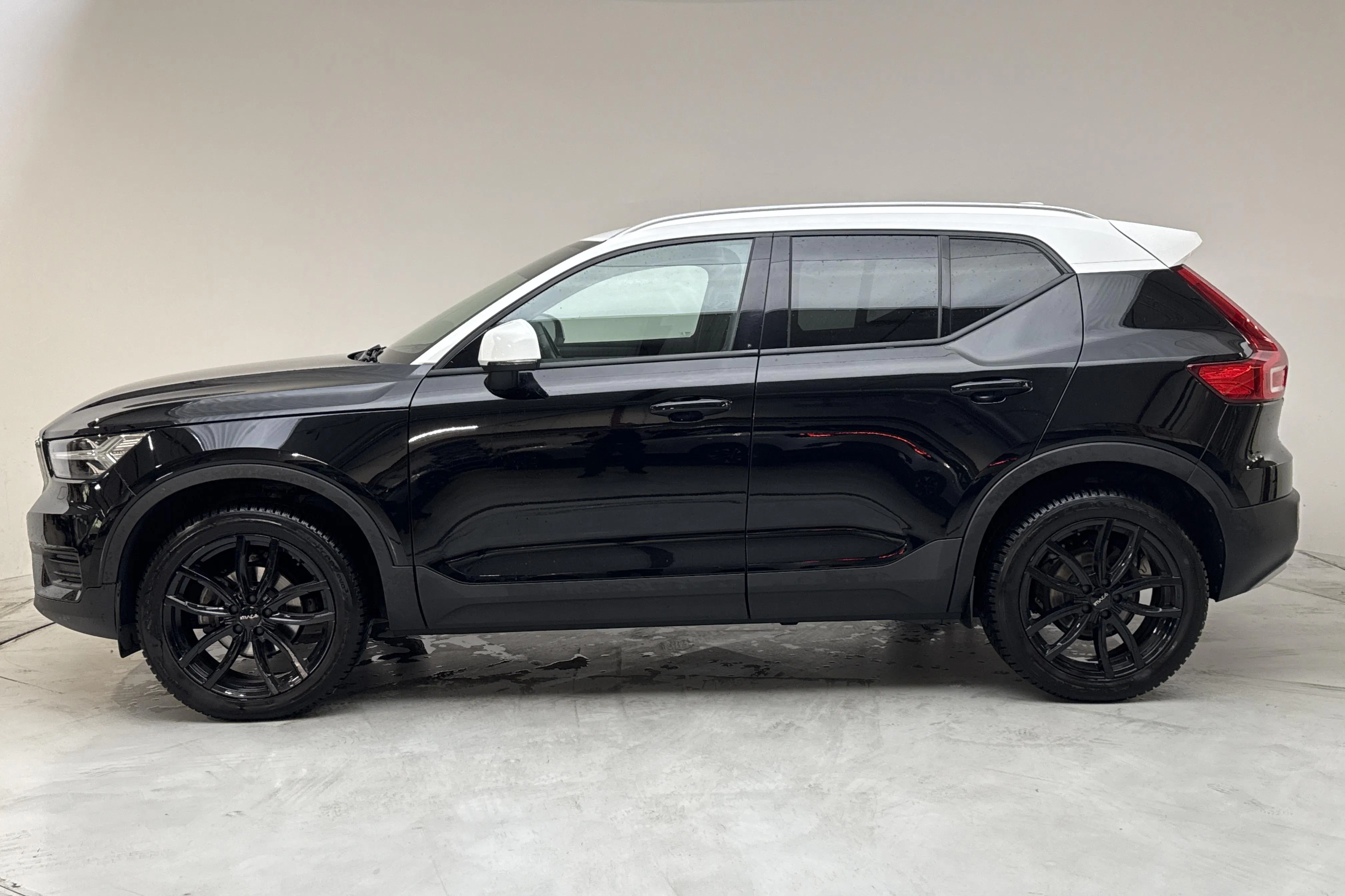 Presentation photo 2 of 15: Volvo XC40 T2 2WD (129hk) - 41 920 km - Automatic - black - 2021