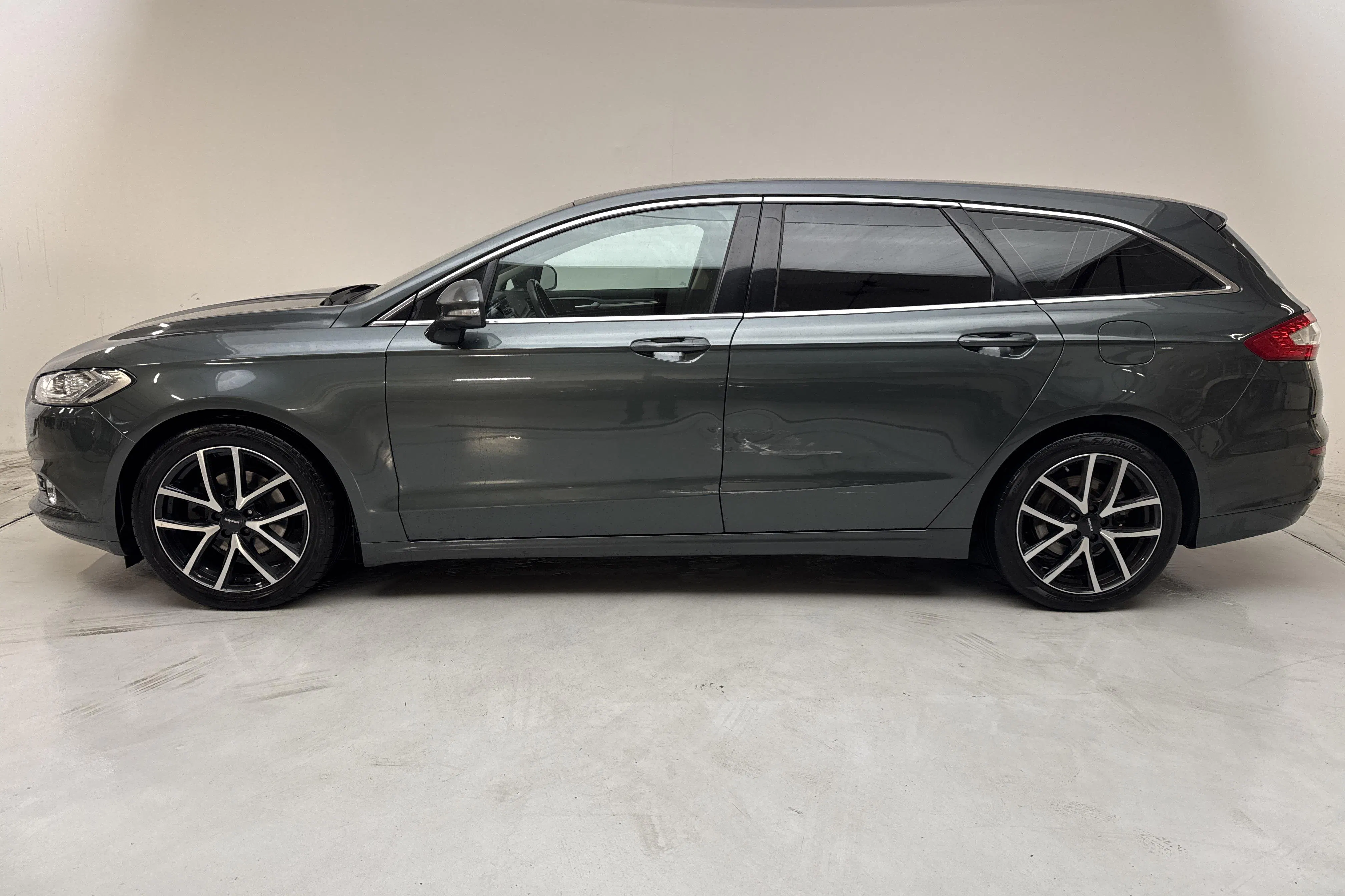 Presentation photo 2 of 12: Ford Mondeo 2.0 TDCi AWD Kombi (180hk) - 232 670 km - Automatic - green - 2015
