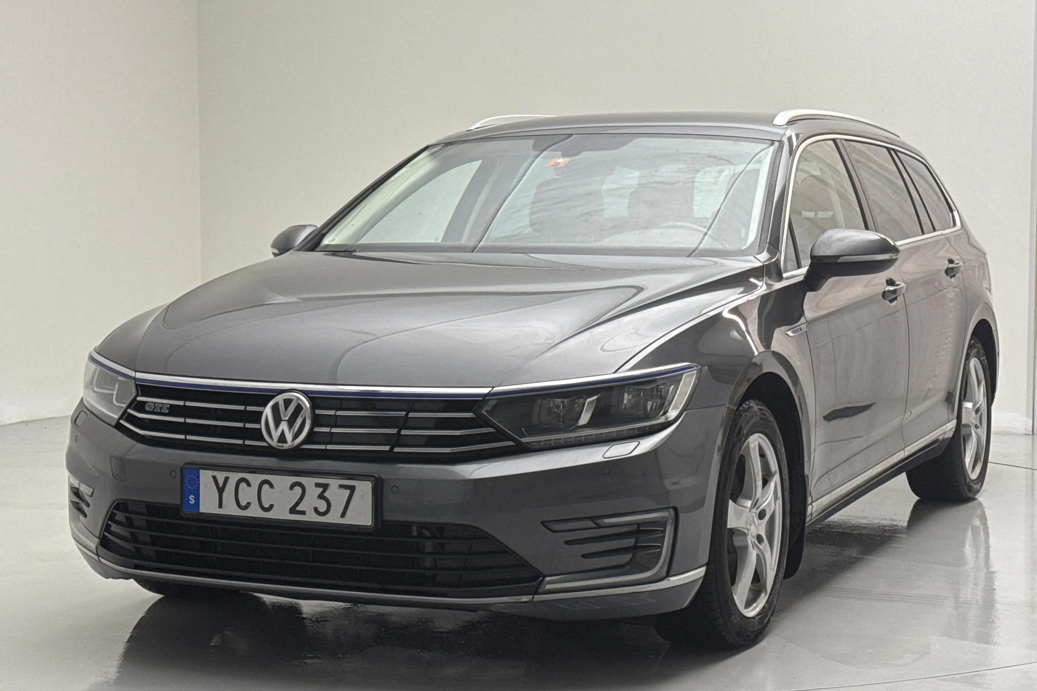 Presentationsfoto 1 av 16: VW Passat 1.4 Plug-in-Hybrid Sportscombi (218hk) - 23 421 mil - Automat - Mörkgrå - 2016