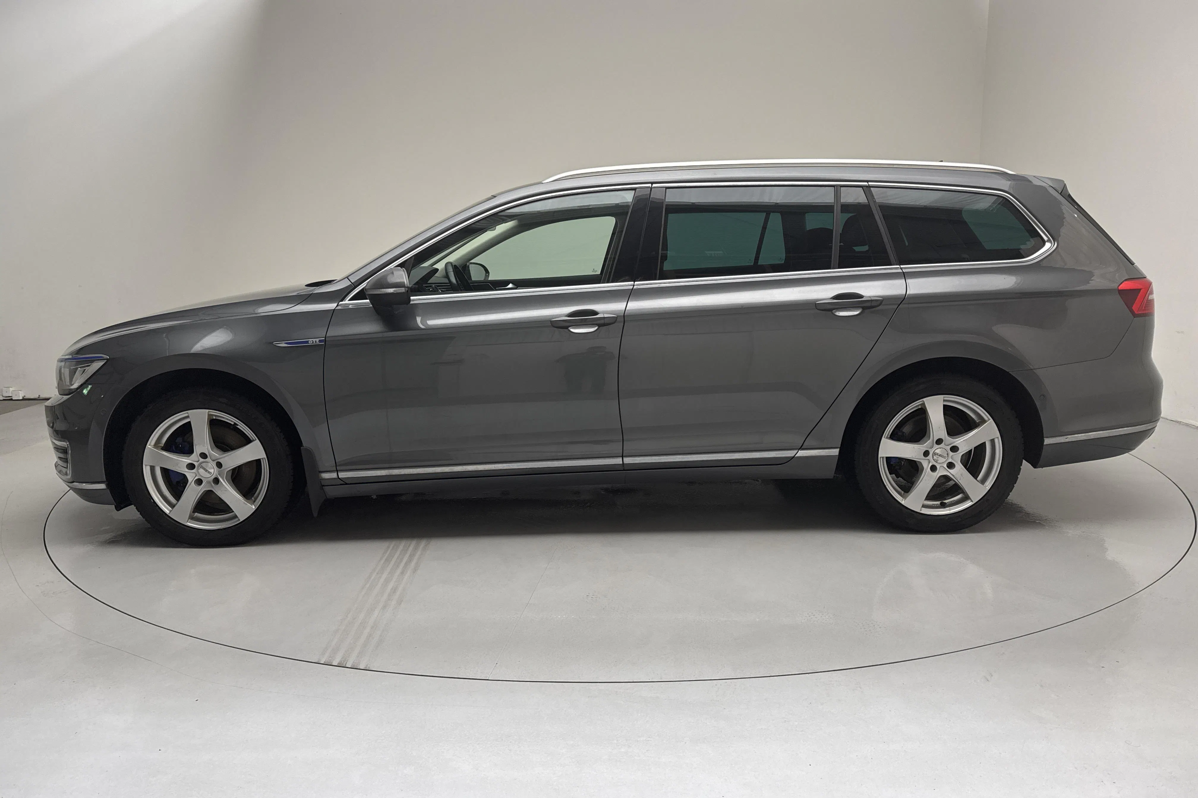 Presentationsfoto 2 av 16: VW Passat 1.4 Plug-in-Hybrid Sportscombi (218hk) - 23 421 mil - Automat - Mörkgrå - 2016