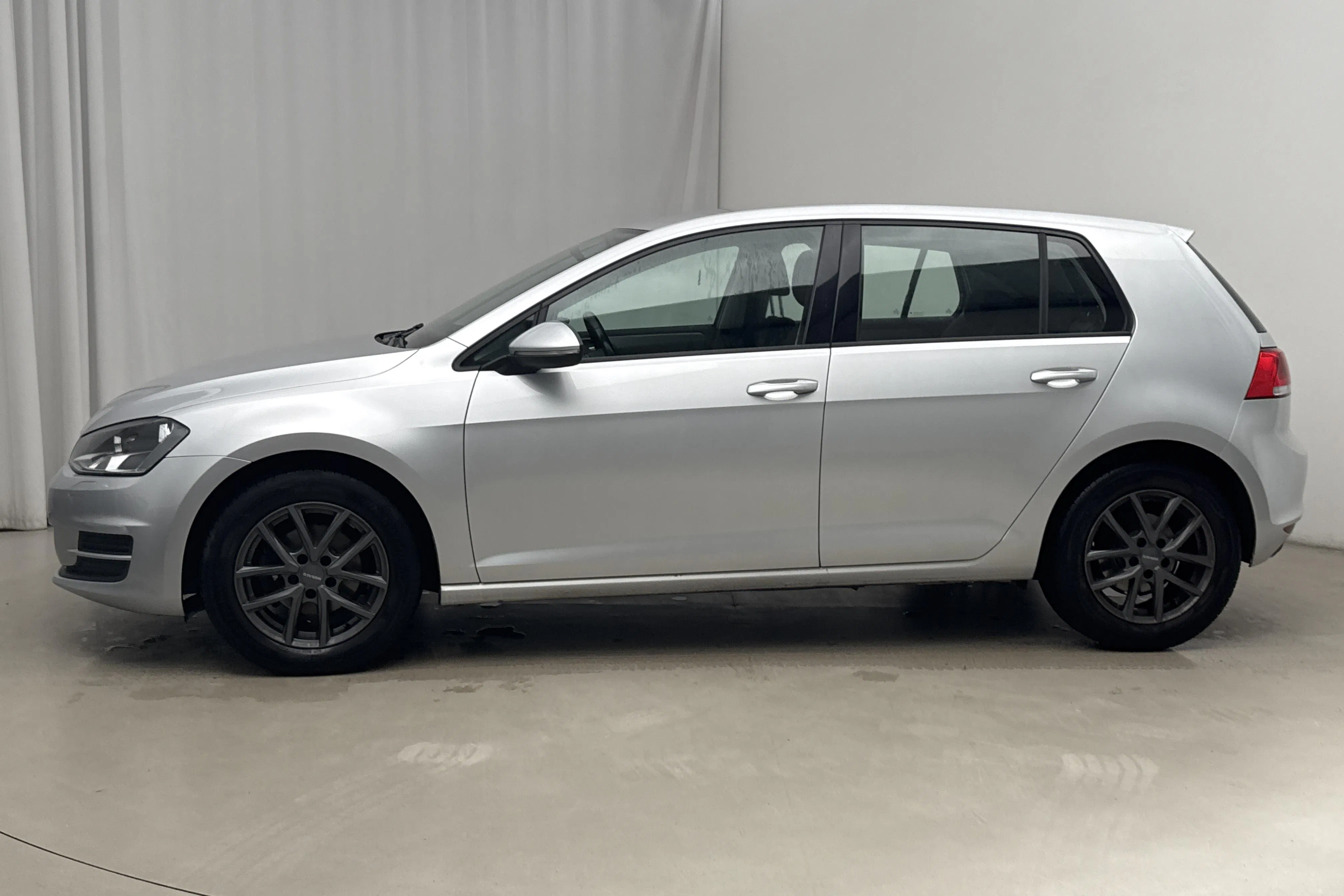 Presentationsfoto 2 av 14: VW Golf VII 1.2 TSI 5dr (105hk) - 17 093 mil - Manuell - silver - 2015