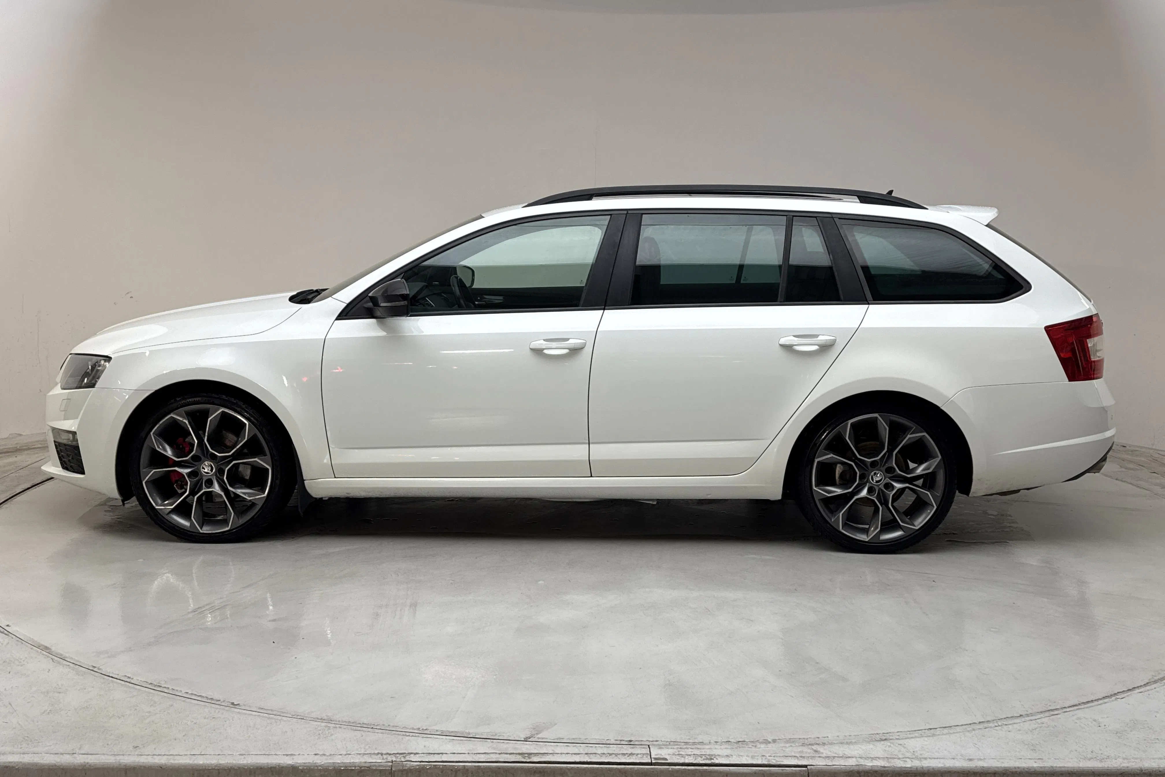 Presentationsfoto 2 av 15: Skoda Octavia III 2.0 TDI RS Combi 4x4 (184hk) - 26 618 mil - Automat - vit - 2016