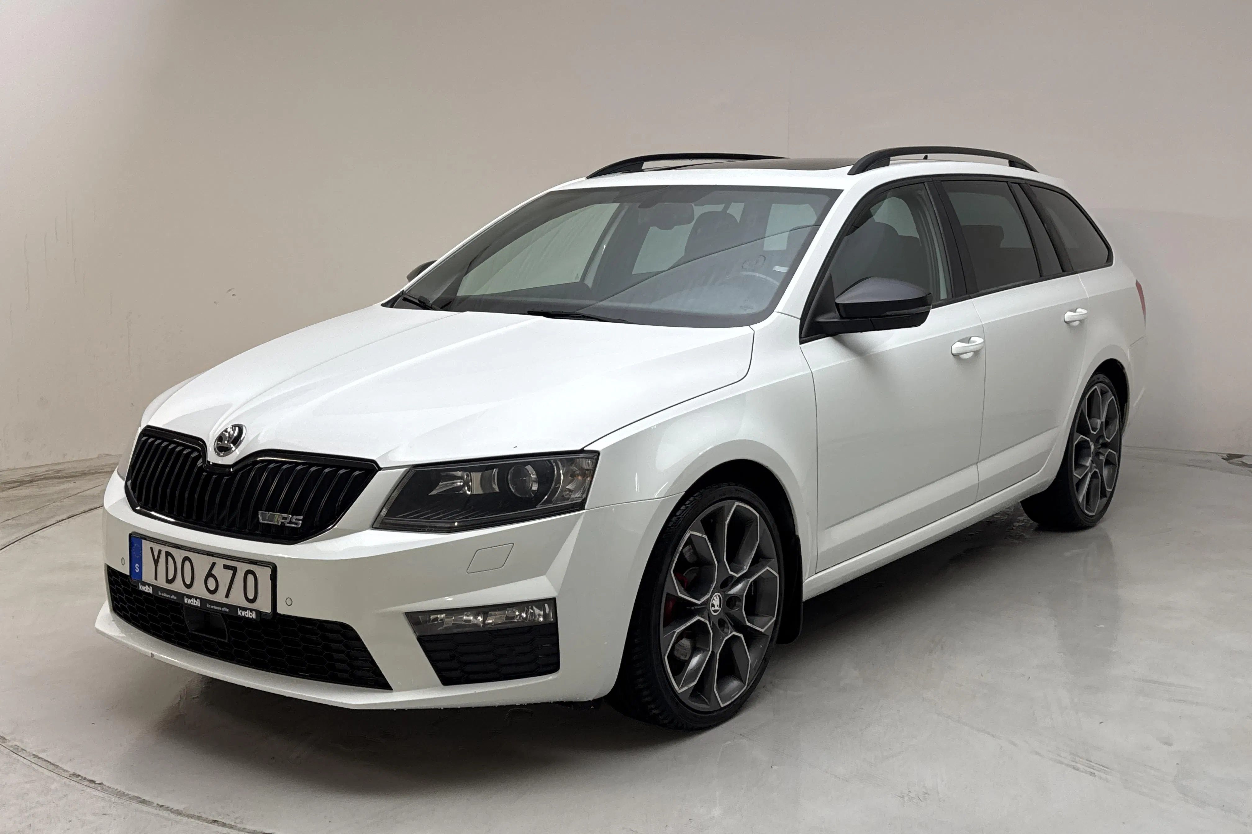 Presentationsfoto 1 av 15: Skoda Octavia III 2.0 TDI RS Combi 4x4 (184hk) - 26 618 mil - Automat - vit - 2016