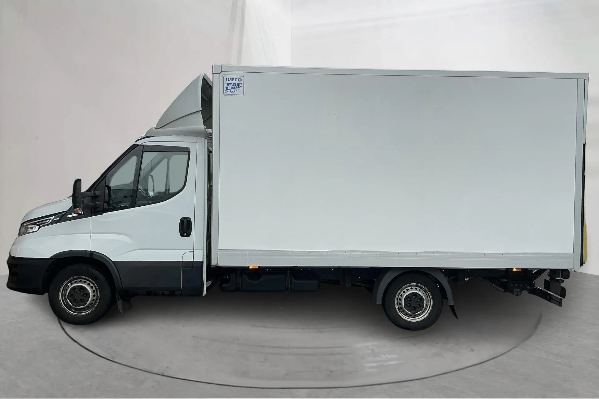 Presentation photo 2 of 14: Iveco Daily 35 2.3 Volymskåp (156hk) - 134 290 km - Automatic - white - 2023