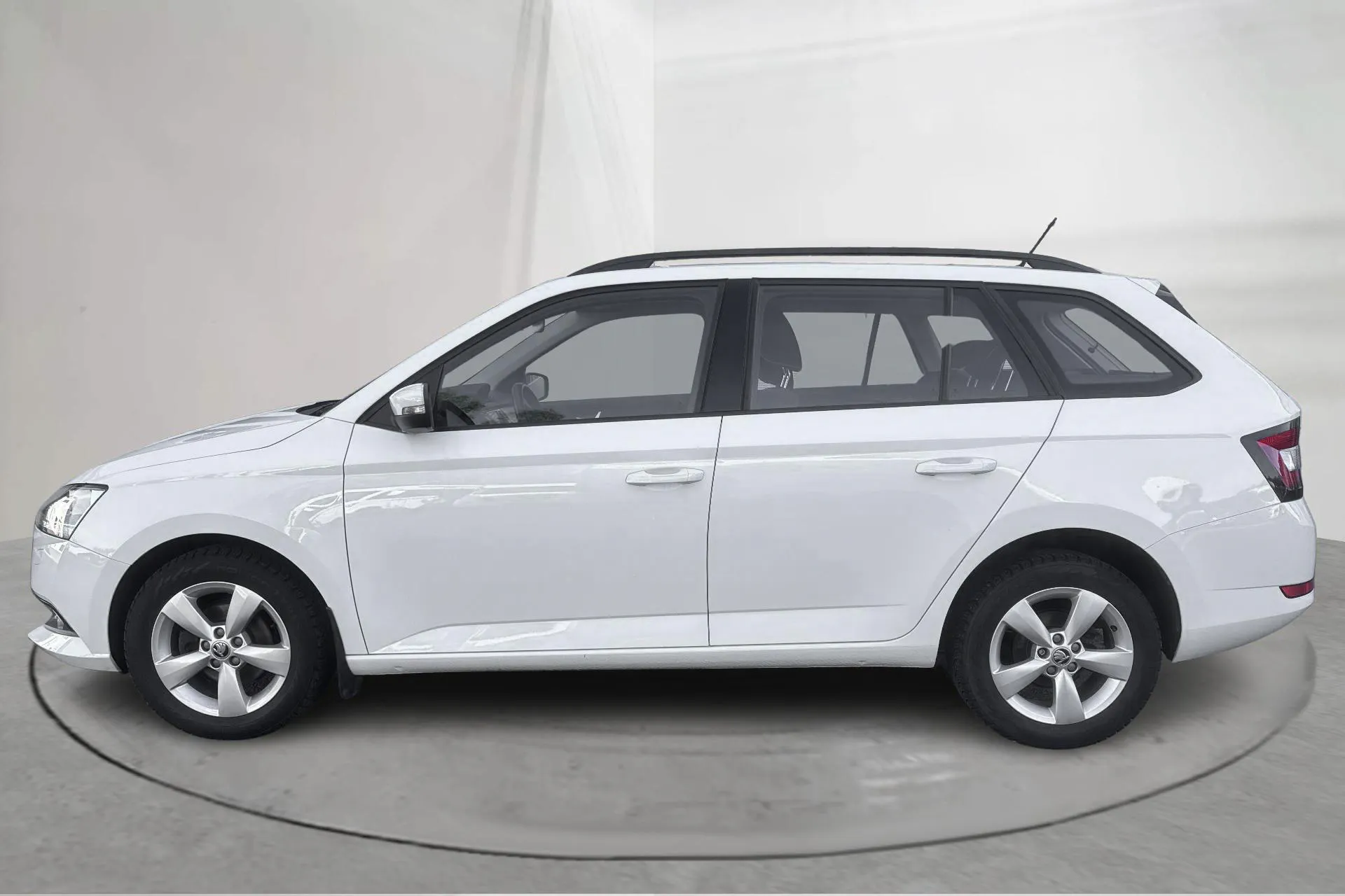 Presentation photo 2 of 14: Skoda Fabia 1.0 TSI Kombi (95hk) - 67 060 km - Manual - white - 2020