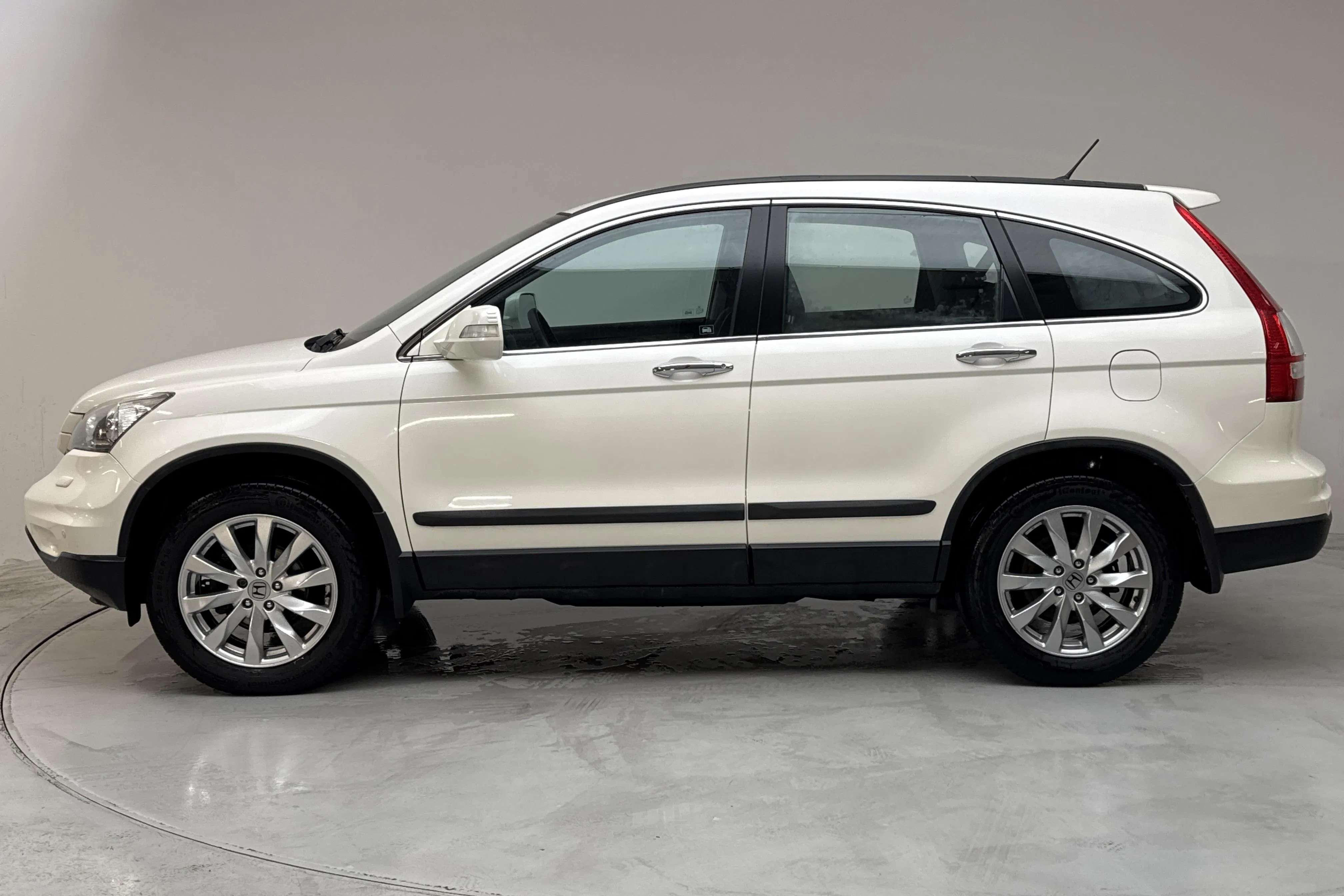 Presentationsfoto 2 av 13: Honda CR-V 2.0 I-VTEC (150hk) - 14 318 mil - Manuell - vit - 2010
