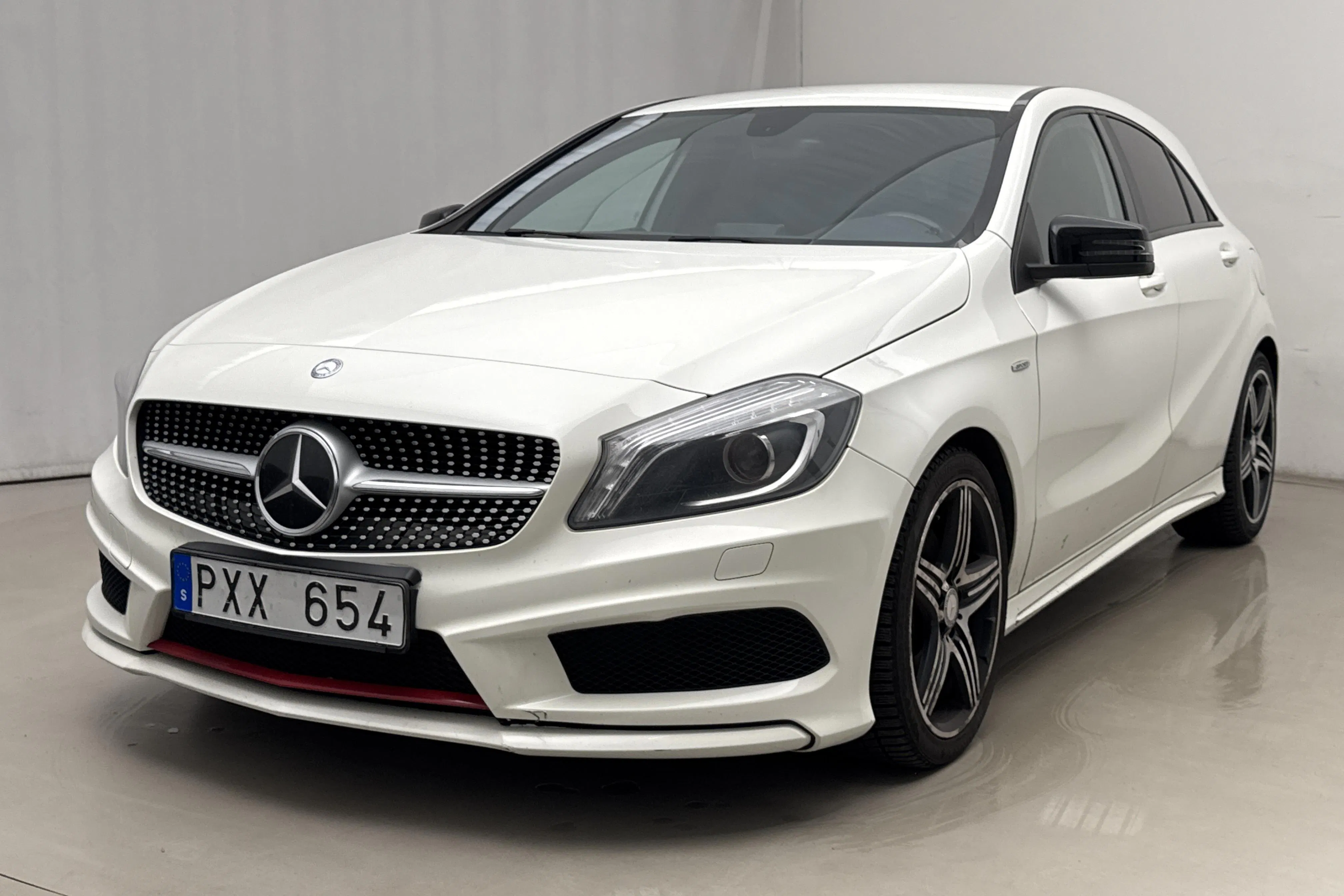 Presentation photo 1 of 14: MB A 250 5dr W176 (211hk) - 215 320 km - Automatic - white - 2013