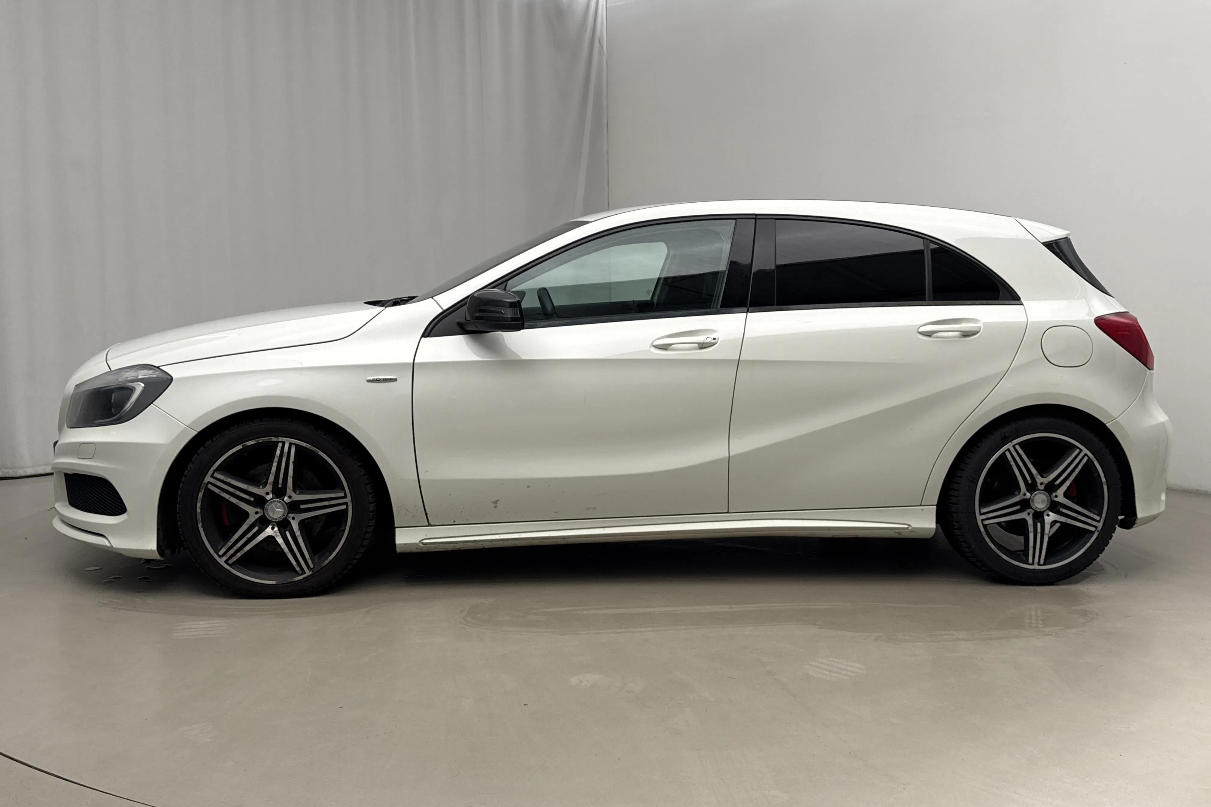 Presentation photo 2 of 14: MB A 250 5dr W176 (211hk) - 215 320 km - Automatic - white - 2013