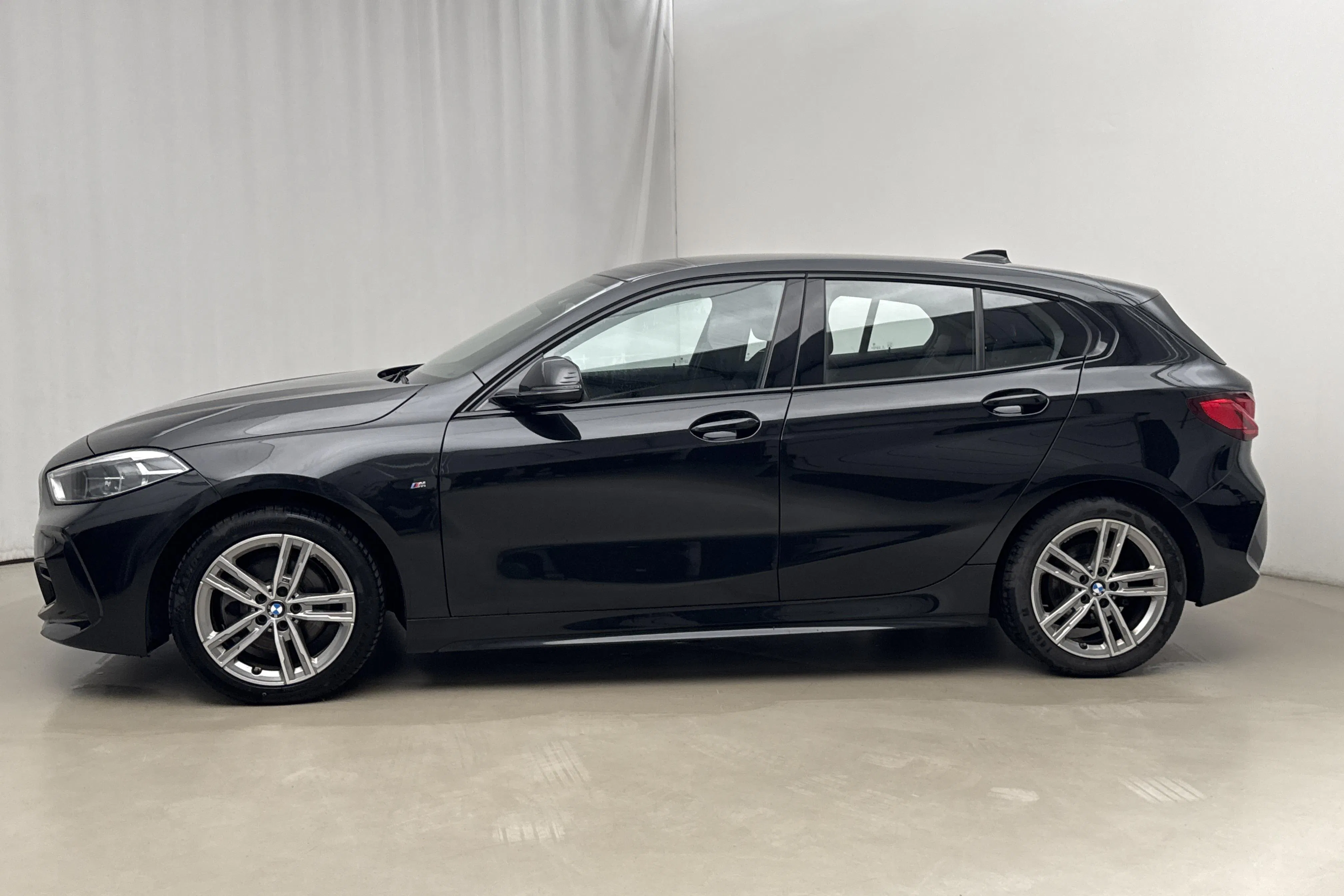 Presentationsfoto 2 av 17: BMW 118i 5dr, F40 (136hk) - 4 978 mil - Manuell - svart - 2023
