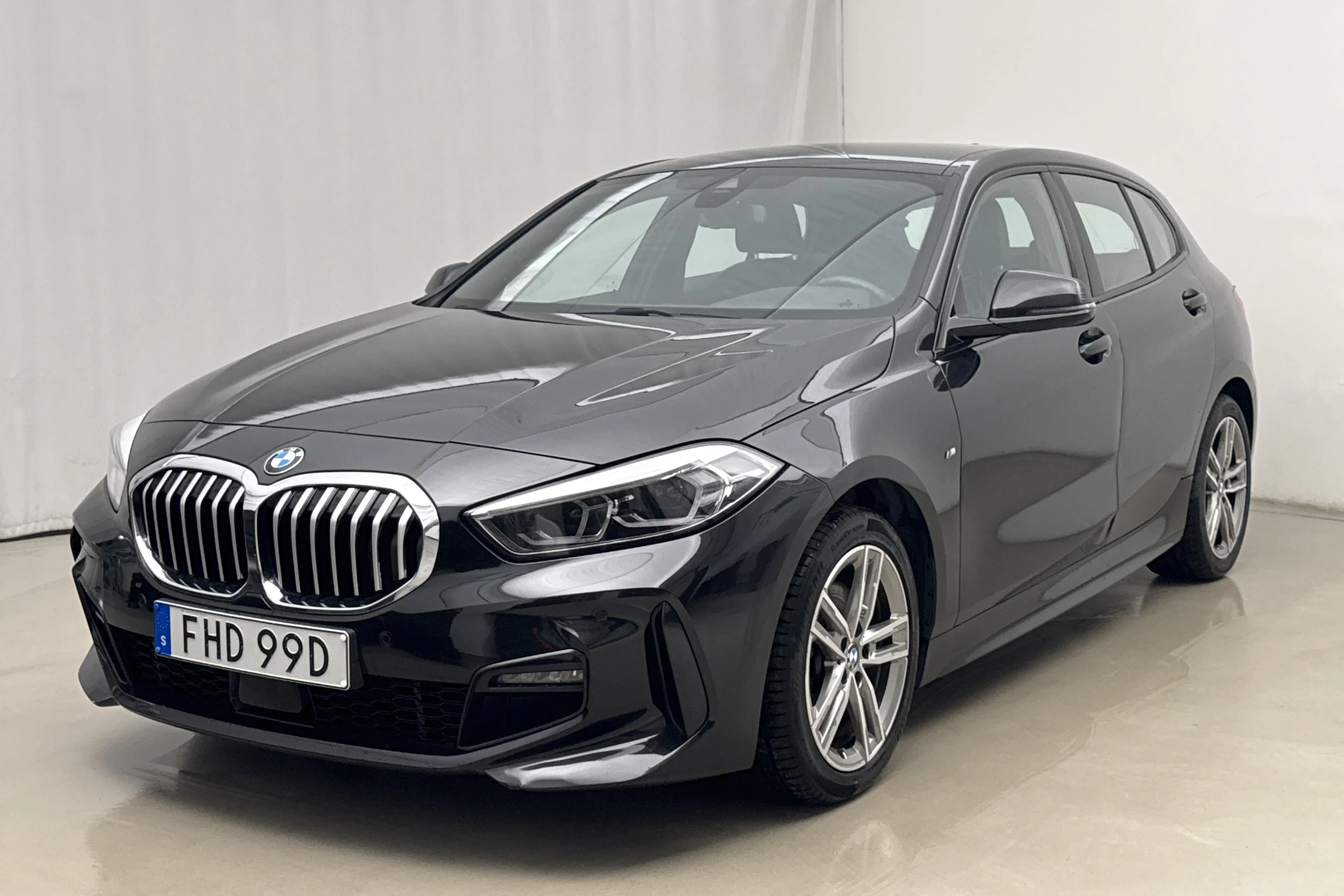 Presentationsfoto 1 av 17: BMW 118i 5dr, F40 (136hk) - 4 978 mil - Manuell - svart - 2023