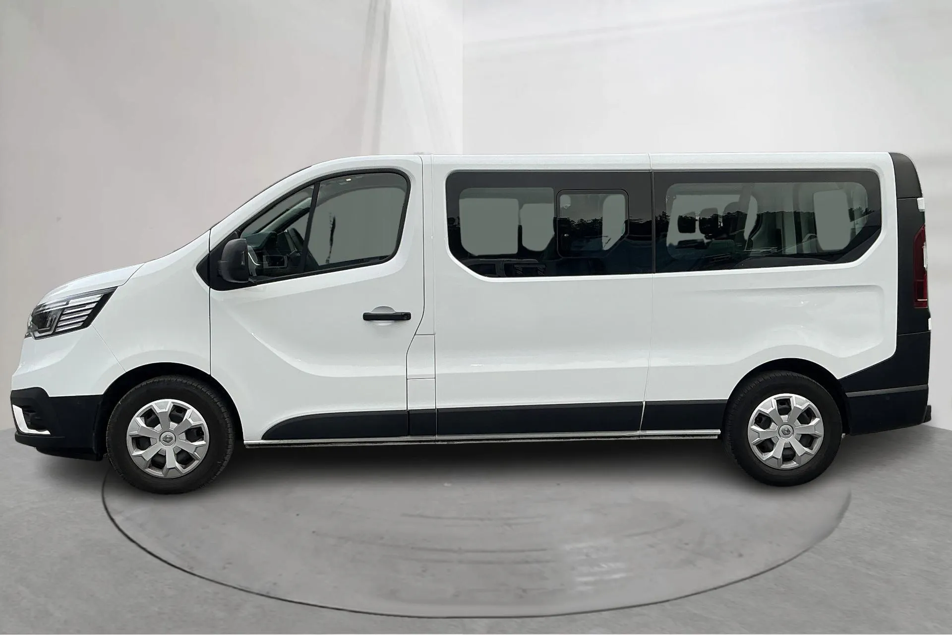 Presentationsfoto 2 av 19: Renault Trafic Pessenger 2.0 dCi Buss (150hk) - 9 622 mil - Automat - vit - 2024
