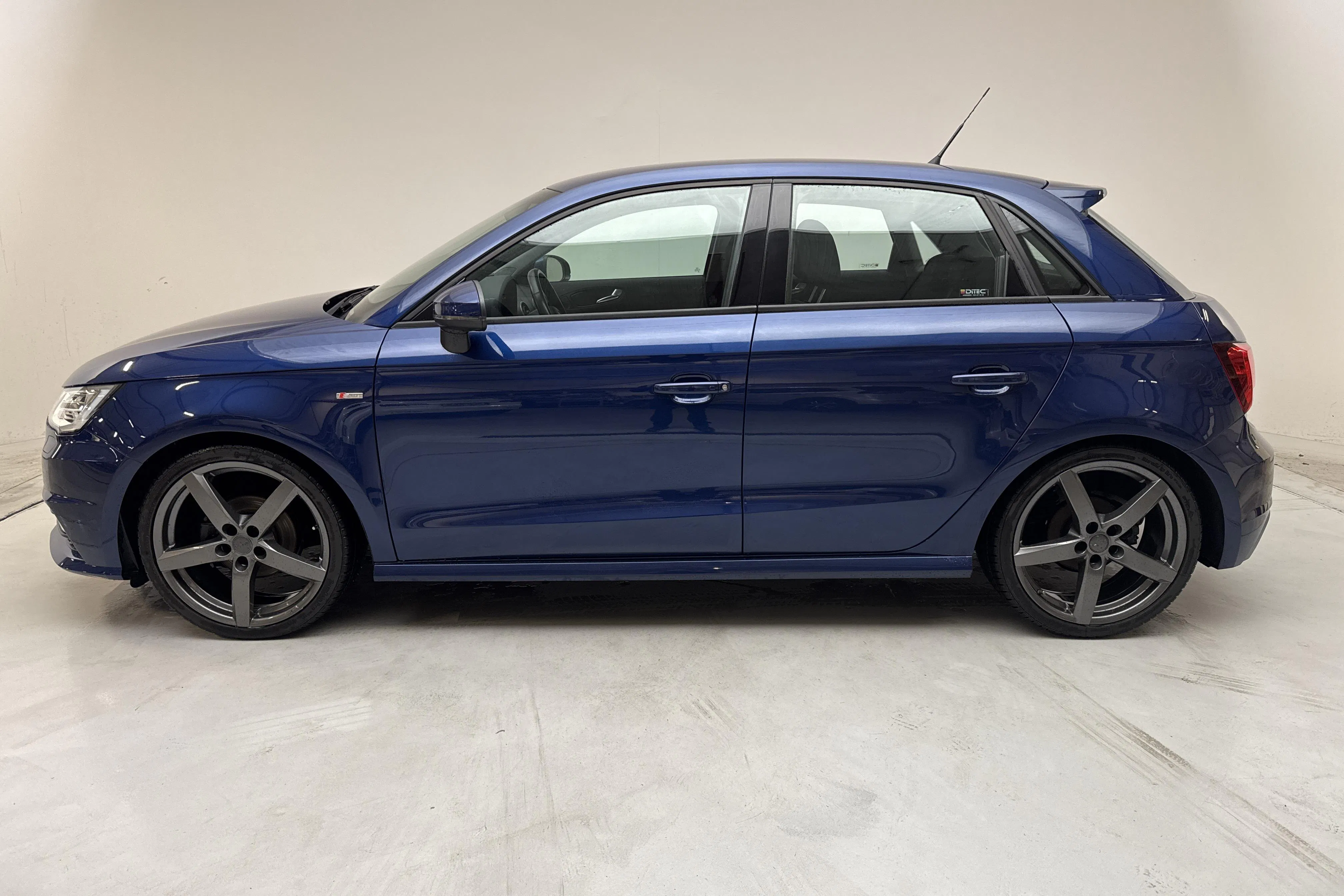 Presentation photo 2 of 12: Audi A1 1.0 TFSI Sportback (95hk) - 60 020 km - Manual - blue - 2017