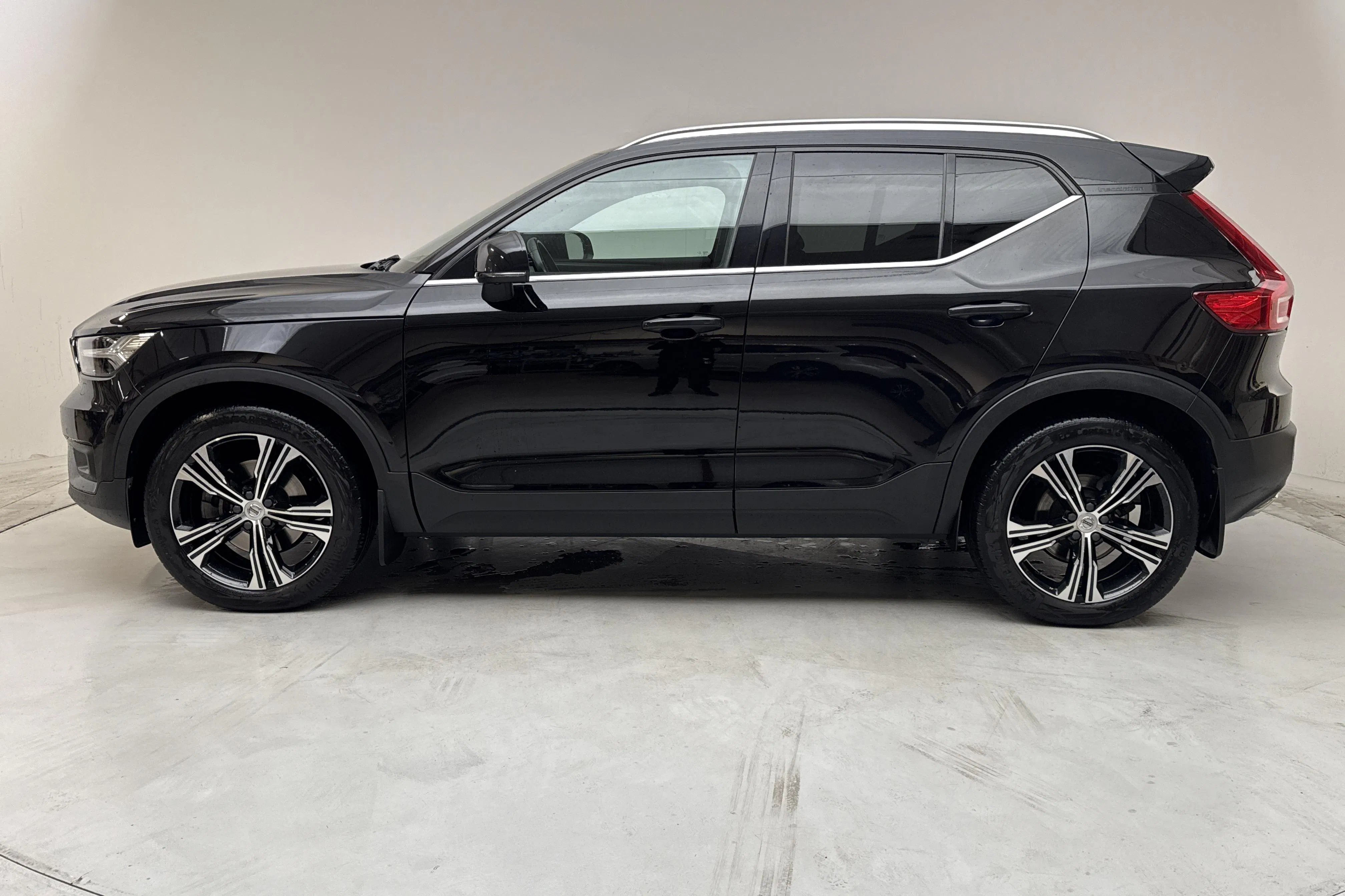 Presentationsfoto 2 av 17: Volvo XC40 D4 AWD (190hk) - 12 153 mil - Automat - svart - 2020