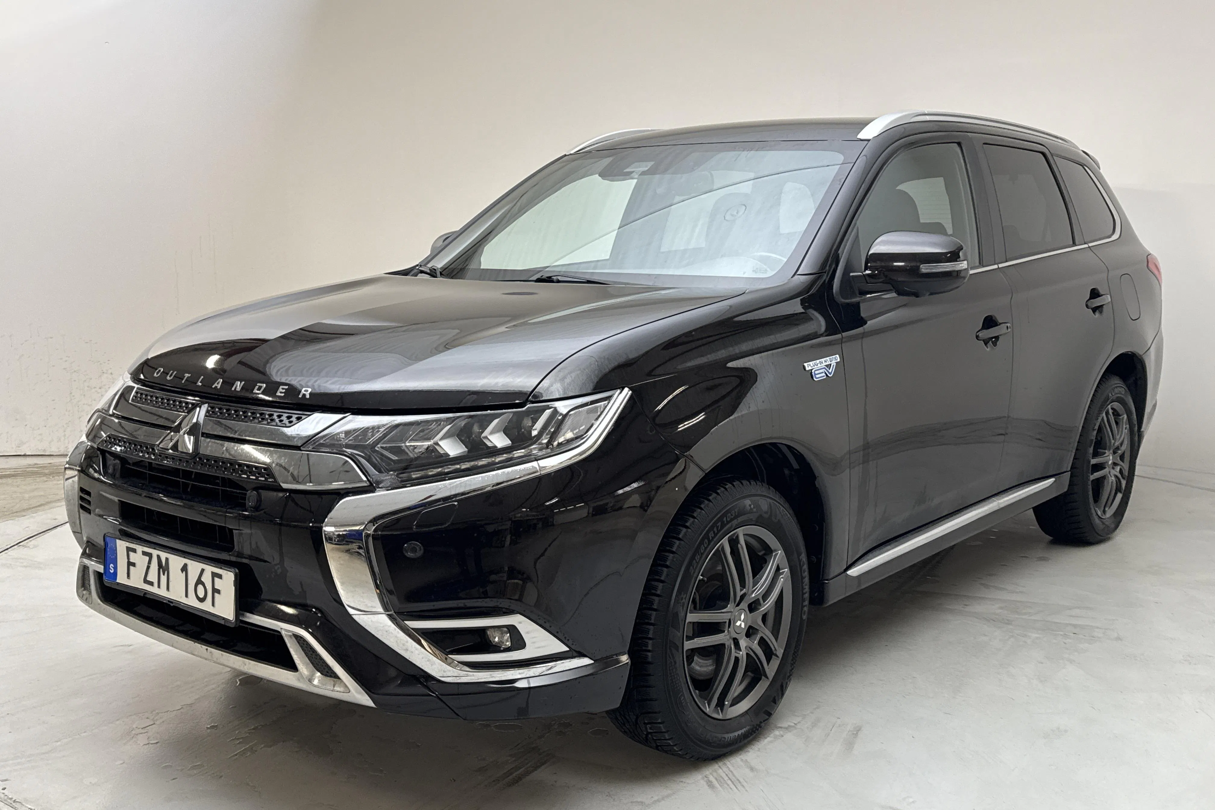 Presentationsfoto 1 av 15: Mitsubishi Outlander 2.4 Plug-in Hybrid 4WD (136hk) - 9 297 mil - Automat - svart - 2020
