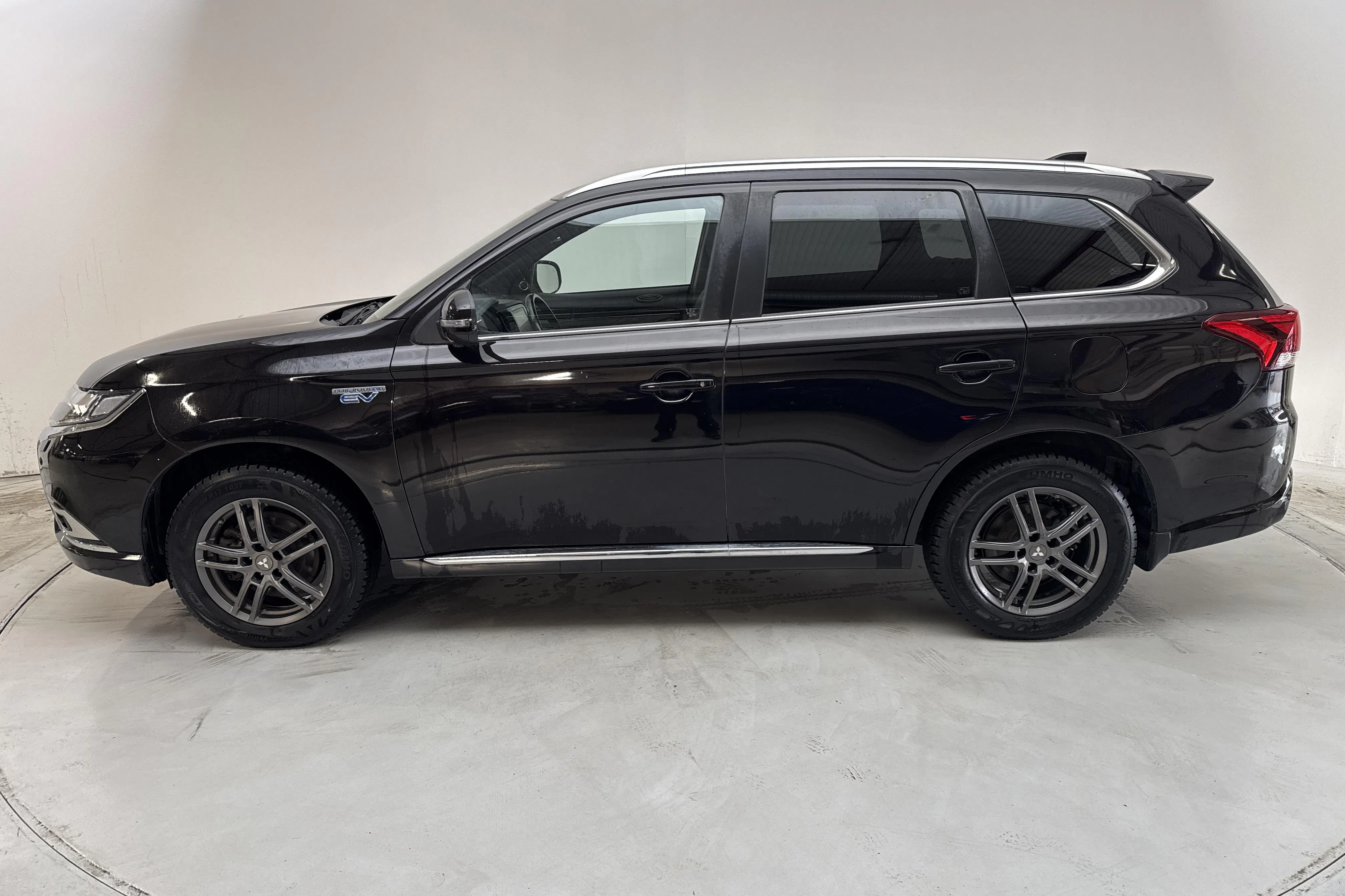 Presentationsfoto 2 av 15: Mitsubishi Outlander 2.4 Plug-in Hybrid 4WD (136hk) - 9 297 mil - Automat - svart - 2020