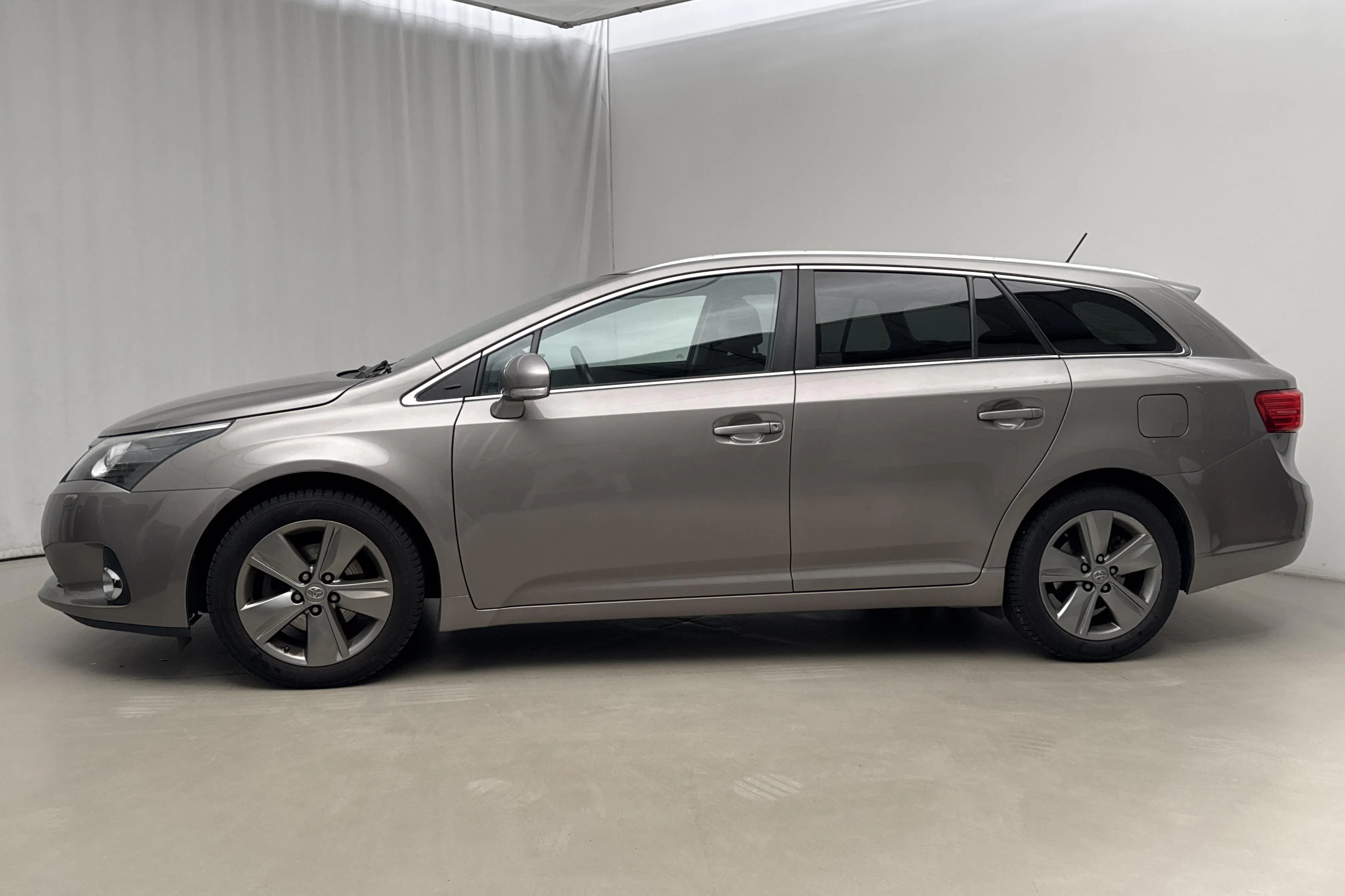 Presentation photo 2 of 18: Toyota Avensis 1.8 Kombi (147hk) - 70 880 km - Manual - brown - 2014