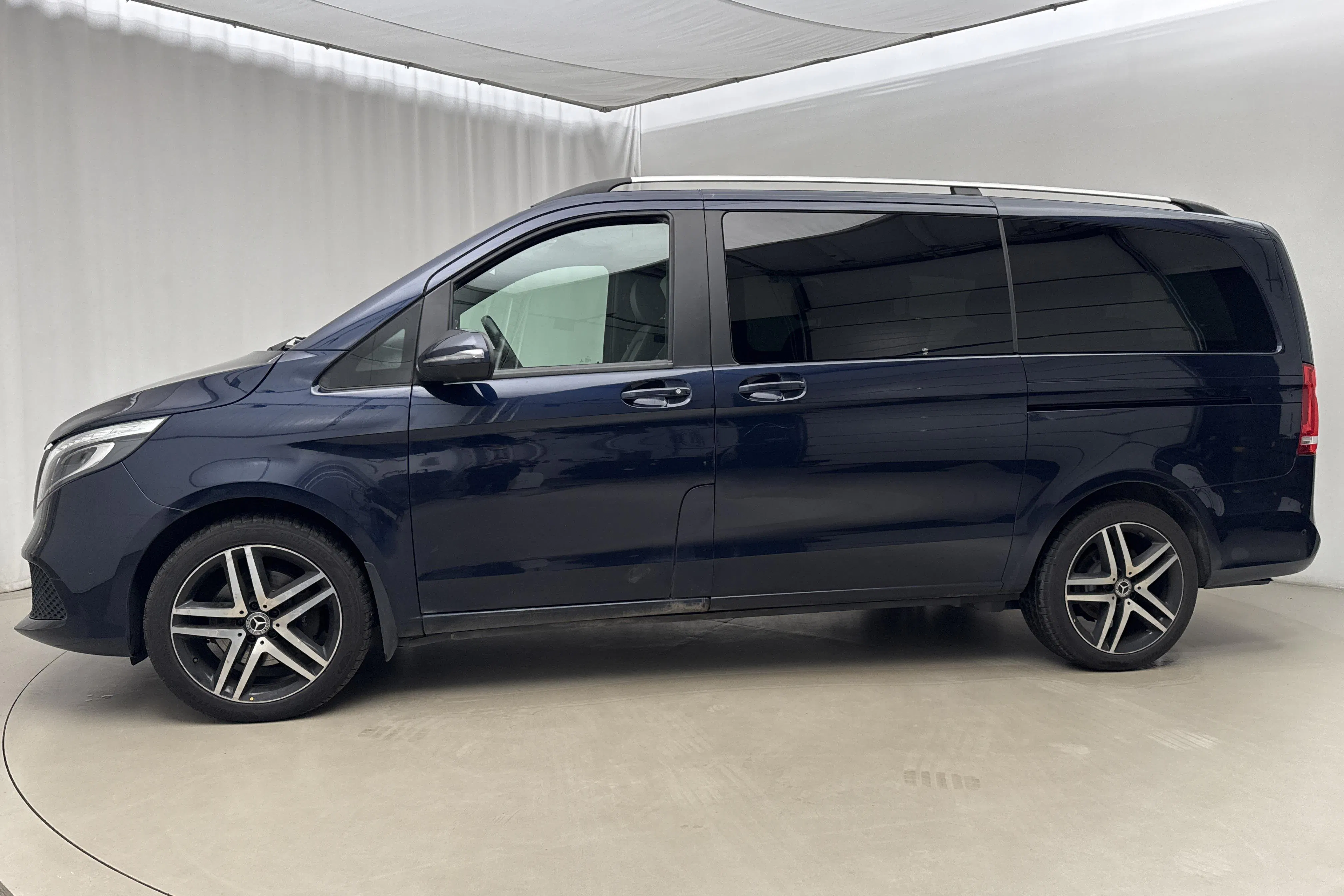 Presentationsfoto 2 av 19: Mercedes V 300 d 4MATIC W447 (239hk) - 16 271 mil - Automat - Mörkblå - 2020